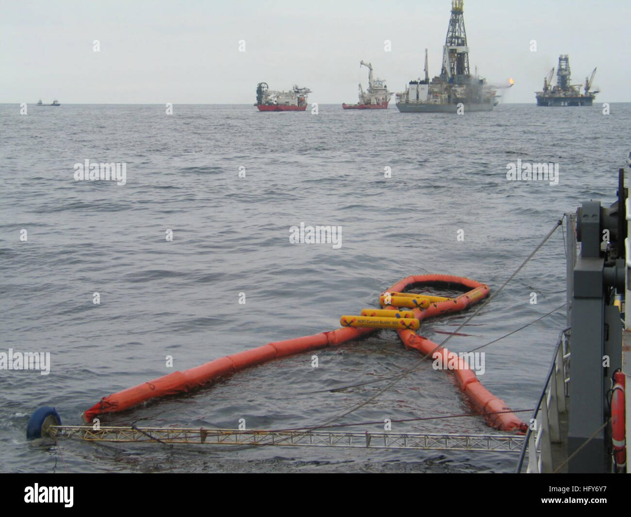 100516-N-6141B-001 DEL GOLFO DEL MESSICO (16 maggio 2010) DEGLI STATI UNITI Supervisore della marina militare di salvataggio e personale Diving operare una nave di opportunità la scrematura del sistema (VOSS) a bordo del Naval Sea Systems command-contratto di fornitura offshore Nave Seacor Vanguard a mitigare i danni dalla Deepwater Horizon fuoriuscite di olio. Deepwater Horizon era un ultra-deepwater oil rig che affondò Aprile 22, provocando una massiccia fuoriuscita di petrolio che minacciano la U.S. Costa del Golfo. (U.S. Navy foto/RILASCIATO) VOSS su Seacor Vanguard nel Golfo del Messico 2010-05-16 2 Foto Stock