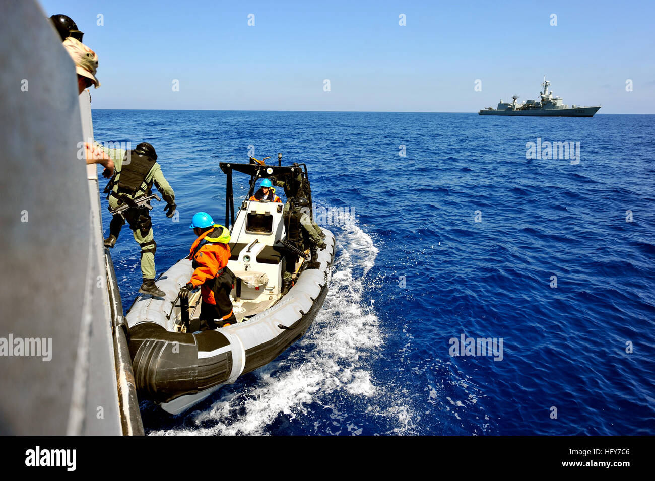 100521-N-3674H-244 Mare Mediterraneo (21 maggio 2010) spagnolo marines dal Descubierta-classe corvette SPS Infanta Elena (P 76) si dipartono U.S. Navy Landing Craft Utility (LCU) 1660 nel mar Mediterraneo durante una visita, scheda, ricerca e sequestro (VBSS) trapanare come parte di esercizio Phoenix Express 2010. PE-10 mira a migliorare la sicurezza marittima e la sicurezza nel mare Mediterraneo attraverso una maggiore interoperabilità e la cooperazione tra i partner regionali provenienti da Africa, Europa e Stati Uniti. (U.S. Foto di Marina di Massa lo specialista di comunicazione 2a classe Giovanni Hulle/RILASCIATO) Navy US 100521-N-3674H-2 Foto Stock