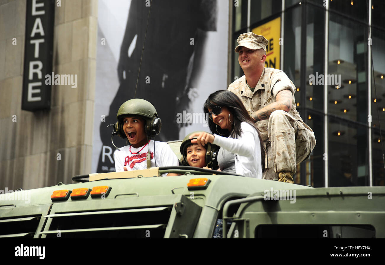 100528-N-5878L-027 NEW YORK (28 maggio 2010) DEGLI STATI UNITI Marine Sgt. Matteo Waller, da St. Louis, posa per una foto sulla parte superiore di un Marine Corps veicolo con i visitatori in Times Square durante la settimana della flotta New York 2010. Circa 3.000 marinai, Marine e le coste guardie stanno partecipando alla ventitreesima settimana della flotta di New York, che avrà luogo il 26 maggio e giugno 2. Settimana della flotta è stata la città di New York la festa del mare servizi fin dal 1984. (U.S. Foto di Marina di Massa Specialista comunicazione marinaio Eric Lockwood/RILASCIATO) Navy US 100528-N-5878L-027 U.S. Marine Sgt. Matteo Waller, da San Luigi, pos Foto Stock