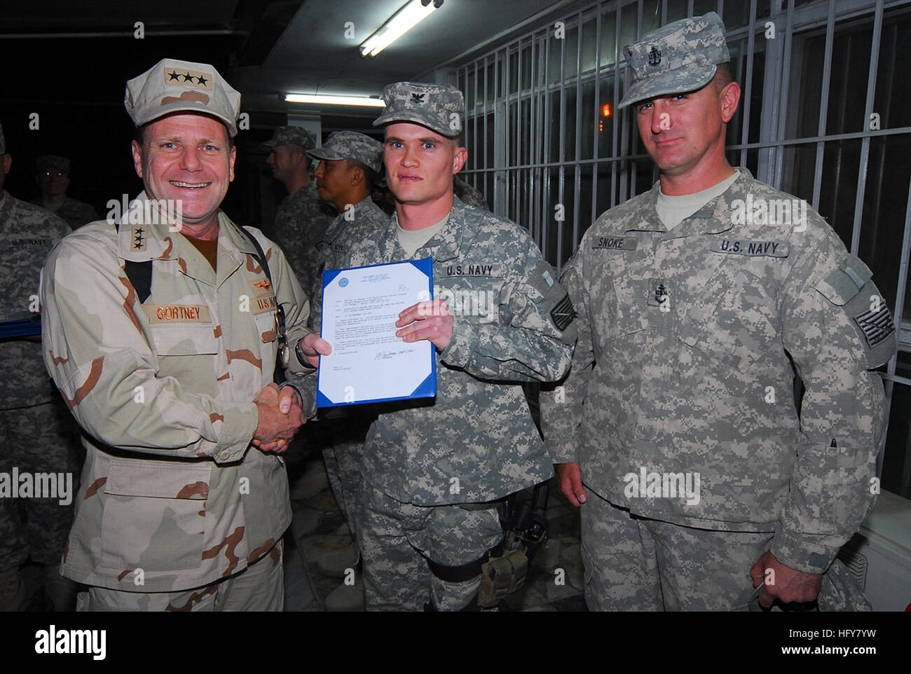 Kabul, Afghanistan - Vice Adm. Bill Gortney, sinistra, Commander, U.S. Navy le forze di Comando Centrale/5a flotta, sorge con recentemente frocked Petty Officer di 2a classe di Thomas Weaver e Senior Chief Petty Officer Josh Snoke, il suo sponsor, durante una cerimonia frocking su Camp Eggers. Durante la sua visita a Camp Eggers, il quartier generale della NATO Training Mission - Afghanistan, Gortney si è incontrato con il comando personale, presiedette la cerimonia frocking per sei marinai e ha parlato apertamente di marinai circa l importanza della loro missione in Afghanistan.(US Navy Foto di Capo della comunicazione di massa specialista F. Julian Carroll)RELEAS Foto Stock