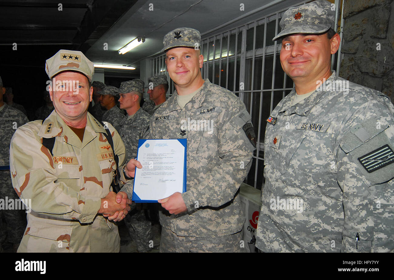 Kabul, Afghanistan - Vice Adm. Bill Gortney, sinistra, Commander, U.S. Navy le forze di Comando Centrale/5a flotta, sorge con recentemente frocked Petty Officer di 2a classe di Sean McKenzie e il tenente La Cmdr. Brian Gummin, il suo sponsor, durante una cerimonia frocking su Camp Eggers. Durante la sua visita a Camp Eggers, il quartier generale della NATO Training Mission - Afghanistan, Gortney si è incontrato con il comando personale, presiedette la cerimonia frocking per sei marinai e ha parlato apertamente di marinai circa l importanza della loro missione in Afghanistan.(US Navy Foto di Capo della comunicazione di massa specialista F. Julian Carroll)rilasciato Vice Adm. Bi Foto Stock