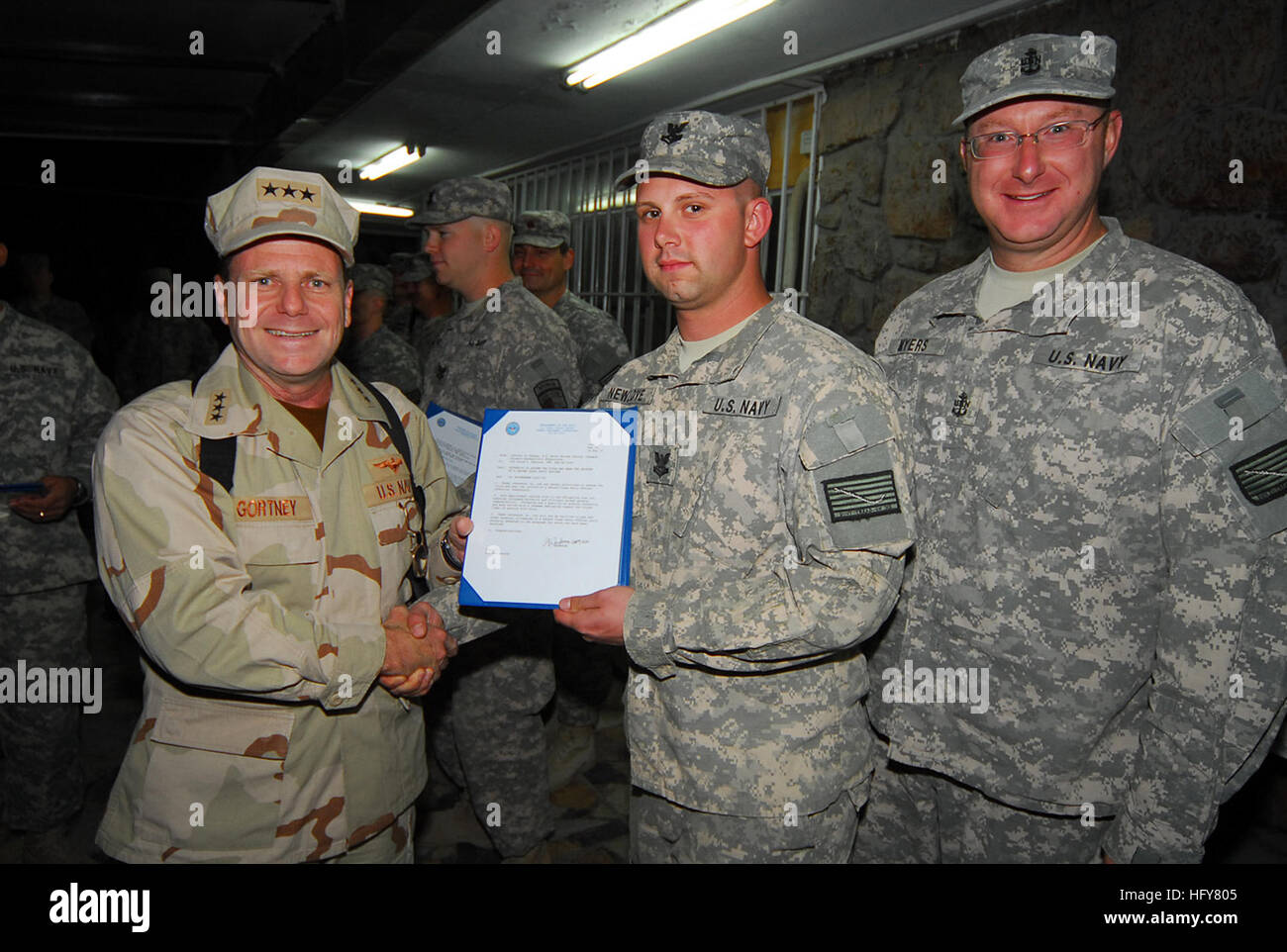 Kabul, Afghanistan - Vice Adm. Bill Gortney, sinistra, Commander, U.S. Navy le forze di Comando Centrale/5a flotta, sorge con recentemente frocked Petty Officer 2a classe Jarod Newlove e il suo sponsor, Chief Petty Officer Patrick Myers, durante una cerimonia frocking su Camp Eggers. Durante la sua visita a Camp Eggers, il quartier generale della NATO Training Mission - Afghanistan, Gortney si è incontrato con il comando personale, presiedette la cerimonia frocking per sei marinai e ha parlato apertamente di marinai circa l importanza della loro missione in Afghanistan.(US Navy Foto di Capo della comunicazione di massa specialista F. Julian Carroll)RILASCIATO V Foto Stock