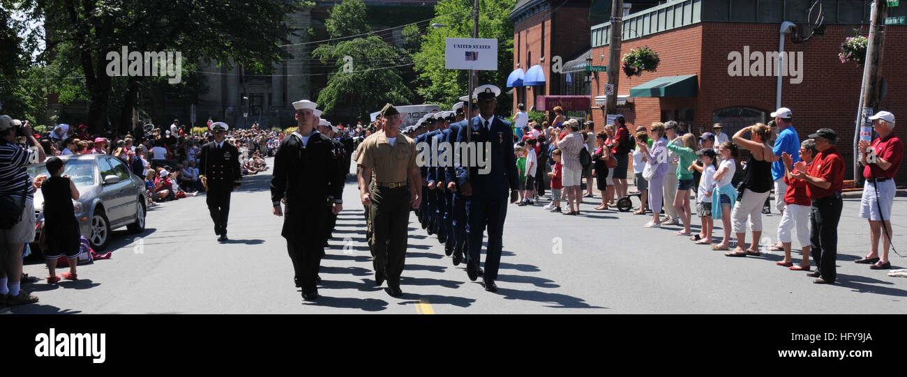 Marinai e marines a bordo della nave d'assalto anfibia USS Wasp (LHD 1), insieme ai guardiani della costa, partecipano alla Royal Nova Scotia International Tattoo Parade per il Canada Day durante la celebrazione del centenario della Marina canadese e alla International Fleet Review Week ad Halifax. Foto Stock
