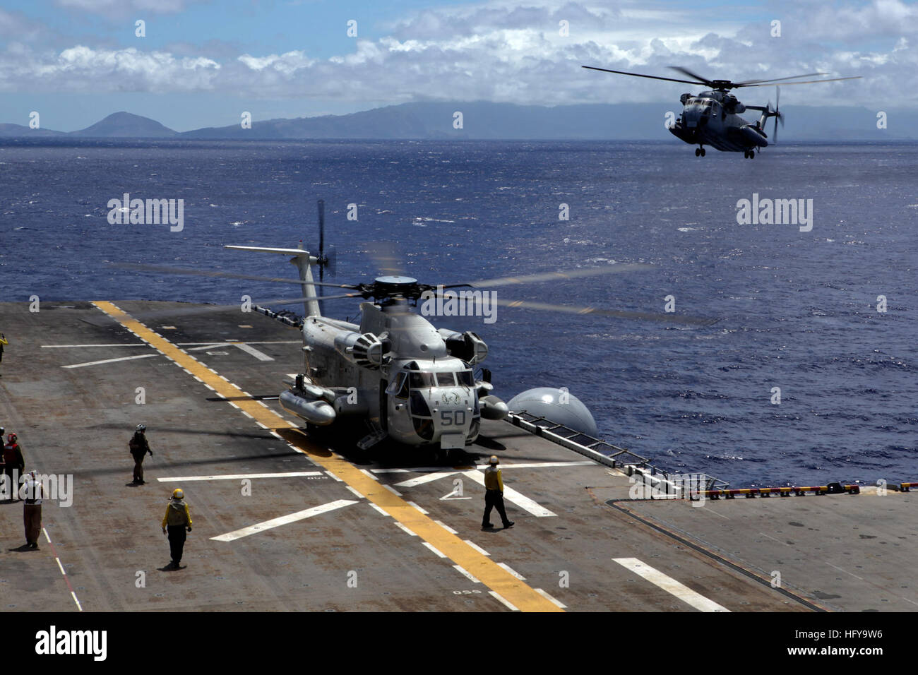 100706-M-7045P-017 PEARL HARBOR (Luglio 6, 2010) CH-53D A Sea Stallion elicottero è sul ponte di volo come altro si prepara a terra a bordo dell'assalto anfibio nave USS Bonhomme Richard (LHD 6) durante l'Orlo del Pacifico (RIMPAC) 2010 esercizi. Gli aerei sono assegnati alle Marine elicottero pesante Squadron (HMH) 463. RIMPAC è una biennale, multinazionale esercizio inteso a rafforzare i partenariati regionali e migliorare l'interoperabilità. (U.S. Marine Corps photo by Lance Cpl. Orlando Perez/RILASCIATO) Navy US 100706-M-7045P-017 CH-53D A Sea Stallion elicottero è sul ponte di volo come un altro prep Foto Stock