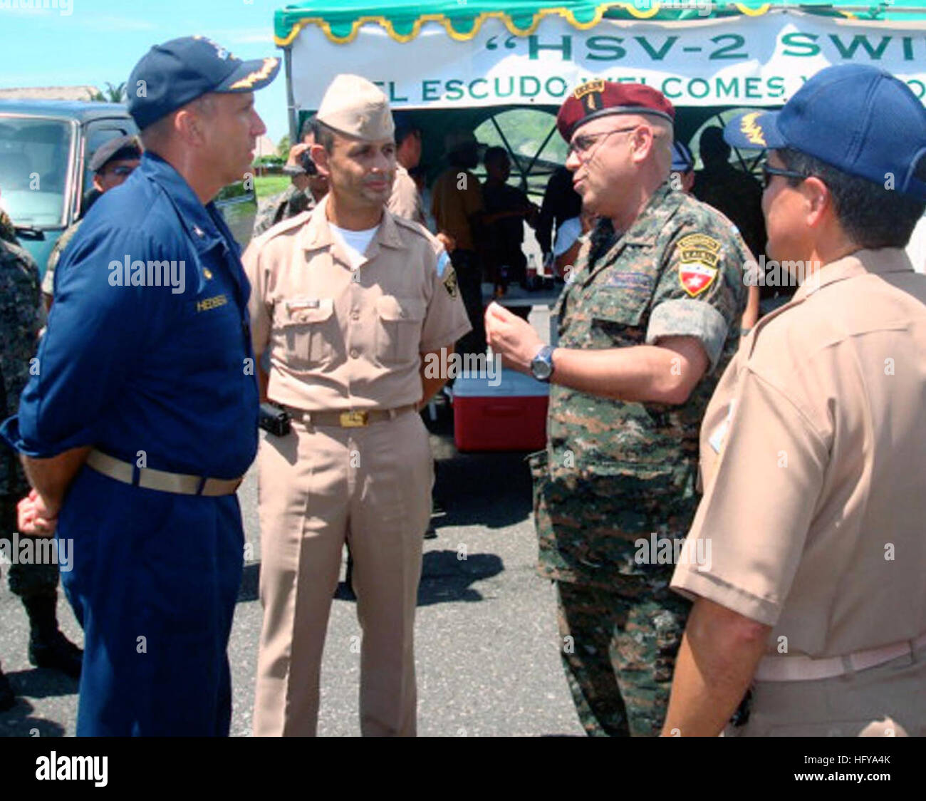 100710-N-2868E-010 PUERTO QUETZAL, Guatemala (Luglio 10, 2010) General de Brigada Juan Jose Ruiz Morales, centro destra, Guatemala forze di difesa, grazie Capt. Kurt Hedberg, comandante della missione del sud della stazione di partenariato 2010, imbarcato a bordo di Alta Velocità nave Swift (HSV 2), dopo il suo equipaggio liberato sette Guatemala delle forze speciali marinai dal naufragio di una barca, luglio 10. Swift è implementato il supporto del sud della stazione di partenariato 2010, una distribuzione di varie piattaforme speciali per gli Stati Uniti Comando Sud area di responsabilità nei Caraibi e America centrale. (U.S. Navy foto di Lt. Sean anche Foto Stock