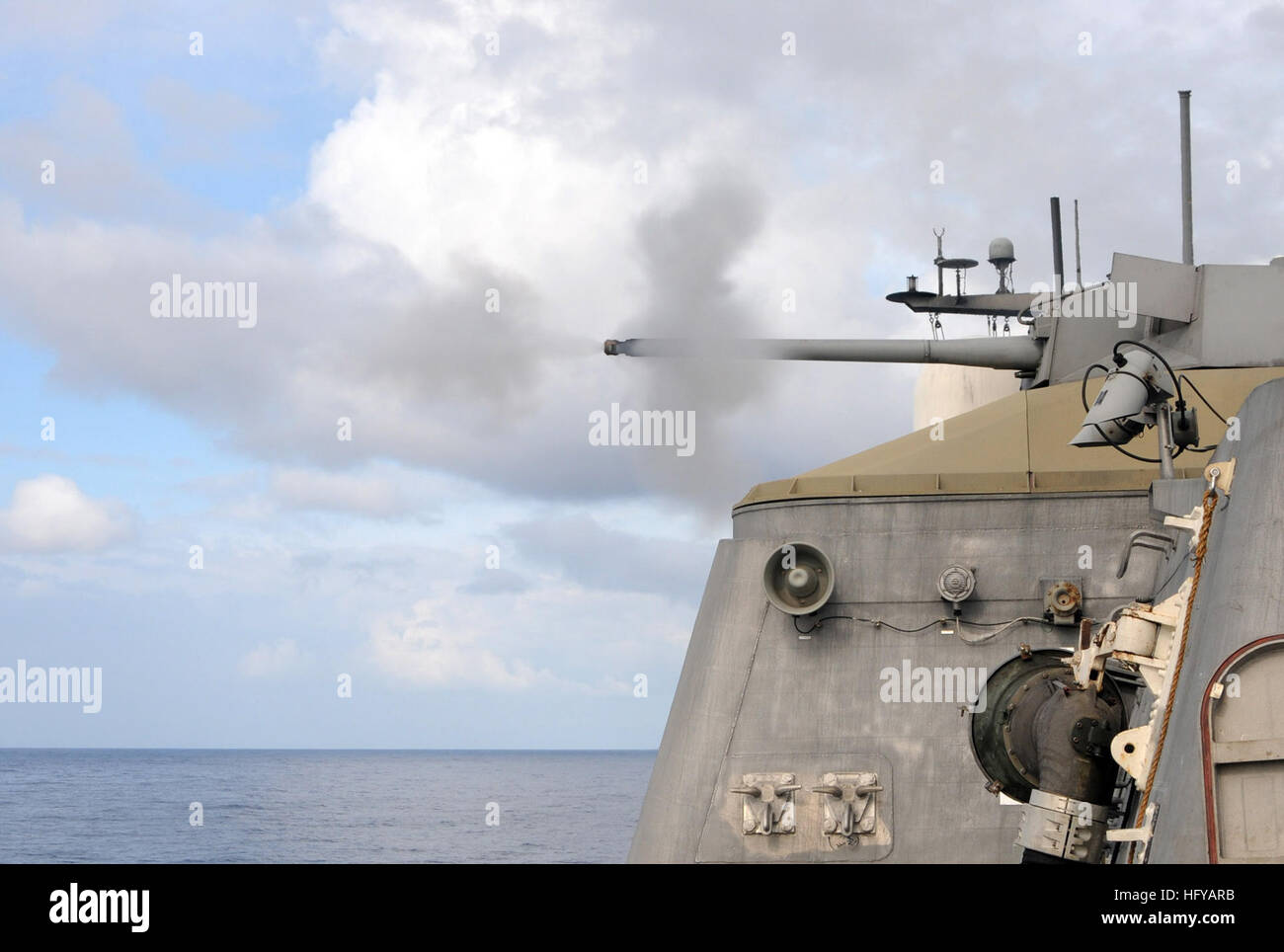 100721-N-7058ES-835 OCEANO PACIFICO (21 luglio 2010) Il programma Littoral Combat Ship USS libertà (LCS 1) il fuoco uno dei suoi Mk-46 30mm pistole di catena durante un'esercitazione a fuoco al largo di Kauai, Hawaii. La libertà è che partecipano a bordo del Pacifico (RIMPAC) 2010, il più grande worldÕs marittimi internazionali di esercizio. (U.S. Navy foto di Lt. Ed Inizio/RILASCIATO) Navy US 100721-N-7058ES-835 Le Littoral Combat Ship USS libertà (LCS 1) il fuoco uno dei suoi Mk-46 30mm pistole di catena durante un'esercitazione a fuoco al largo di Kauai, Hawaii Foto Stock 100721-N-7058ES-835 OCEANO PACIFICO (21 luglio 2010) Il programma Littoral Combat Ship USS libertà (LCS 1) il fuoco uno dei suoi Mk-46 30mm pistole di catena durante un'esercitazione a fuoco al largo di Kauai, Hawaii. La libertà è che partecipano a bordo del Pacifico (RIMPAC) 2010, il più grande worldÕs marittimi internazionali di esercizio. (U.S. Navy foto di Lt. Ed Inizio/RILASCIATO) Navy US 100721-N-7058ES-835 Le Littoral Combat Ship USS libertà (LCS 1) il fuoco uno dei suoi Mk-46 30mm pistole di catena durante un'esercitazione a fuoco al largo di Kauai, Hawaii Foto Stock