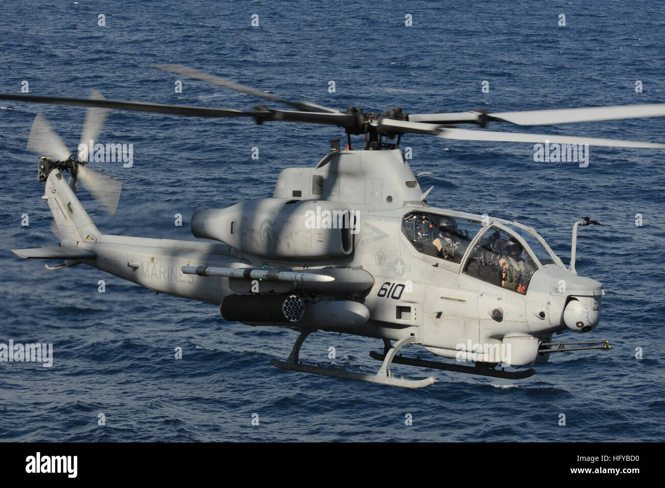 100802-N-3852A-366 OCEANO ATLANTICO (Agosto 2, 2010) un AH-1Z elicottero Cobra assegnato ad ala rotante aeromobili squadrone di prova (HX) 21, basata in Patuxent River, Md., si avvicina all'assalto anfibio nave USS Wasp (LHD 1). Questa versione aggiornata del Cobra non è ancora disponibile per la flotta. L'elicottero è dotato di un motore più grande e dispone di due lame di più rispetto a quella del Cobra due originale, dando più potenza e manovrabilità. Wasp sta conducendo test delle operazioni di volo ed è stato scelto come piattaforma per valutare i limiti e le funzionalità dei più recenti modelli di aerei. (U.S. Foto di Marina di Massa Communic Foto Stock