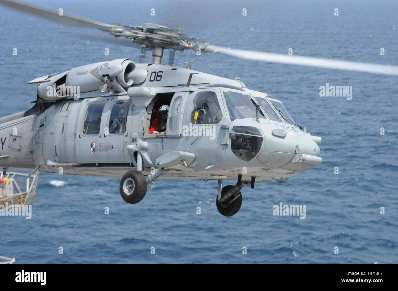 Un MH-60S Sea Hawk di ricerca e salvataggio in elicottero assegnato al mare Cavalieri del Mare in elicottero Combat Squadron 22 solleva dal ponte di volo dell'assalto anfibio nave USS Wasp. Vespa è in corso il test di conduzione delle operazioni di volo ed è stato scelto come piattaforma per valutare le limitazioni e le capacità dei più recenti e aggiornati i modelli di aeromobile come ad esempio la MH-60S, AH-1Z Cobra e la UH-1Y Huey. USS Wasp operazioni di volo DVIDS307973 Foto Stock