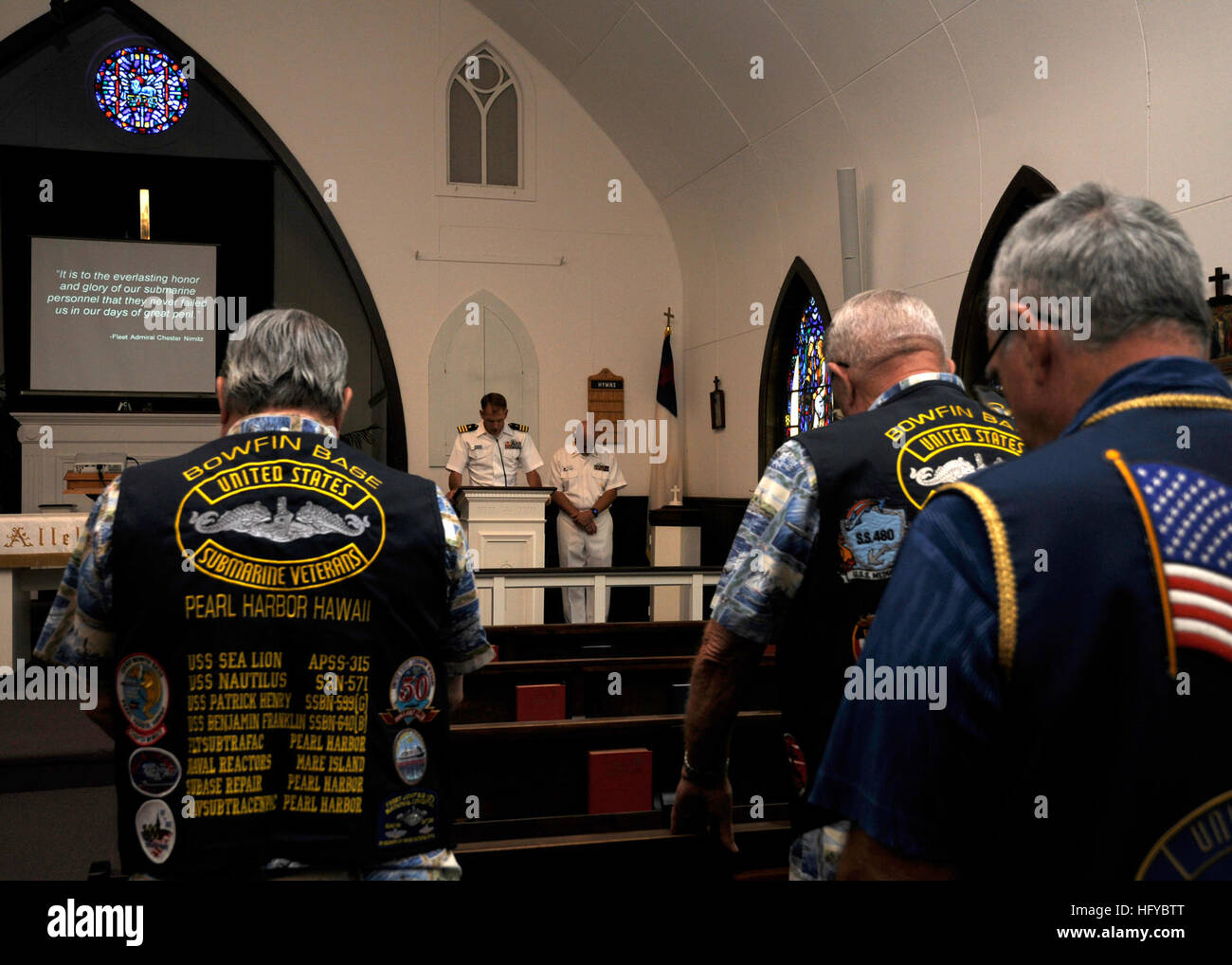 100811-N-3560G-001 JOINT BASE PEARL HARBOR-HICKAM, Hawaii (Agosto 11, 2010) della Cmdr. David Bynum, un cappellano assegnato al sottomarino navale supportano il comando, parla della perdita di sottomarini navale durante il mese di agosto durante la Prima Guerra Mondiale II durante una speciale campana-servizio di pedaggio a base comune perla sommergibile Harbor-Hickam Memorial Chapel. Il servizio è una tradizione mensili effettuate presso la cappella. (U.S. Foto di Marina di Massa lo specialista di comunicazione 2a classe Ronald Gutridge/RILASCIATO) Navy US 100811-N-3560G-001 della Cmdr. David Bynum parla del perso di sottomarini navale durante il mese di agosto thr Foto Stock