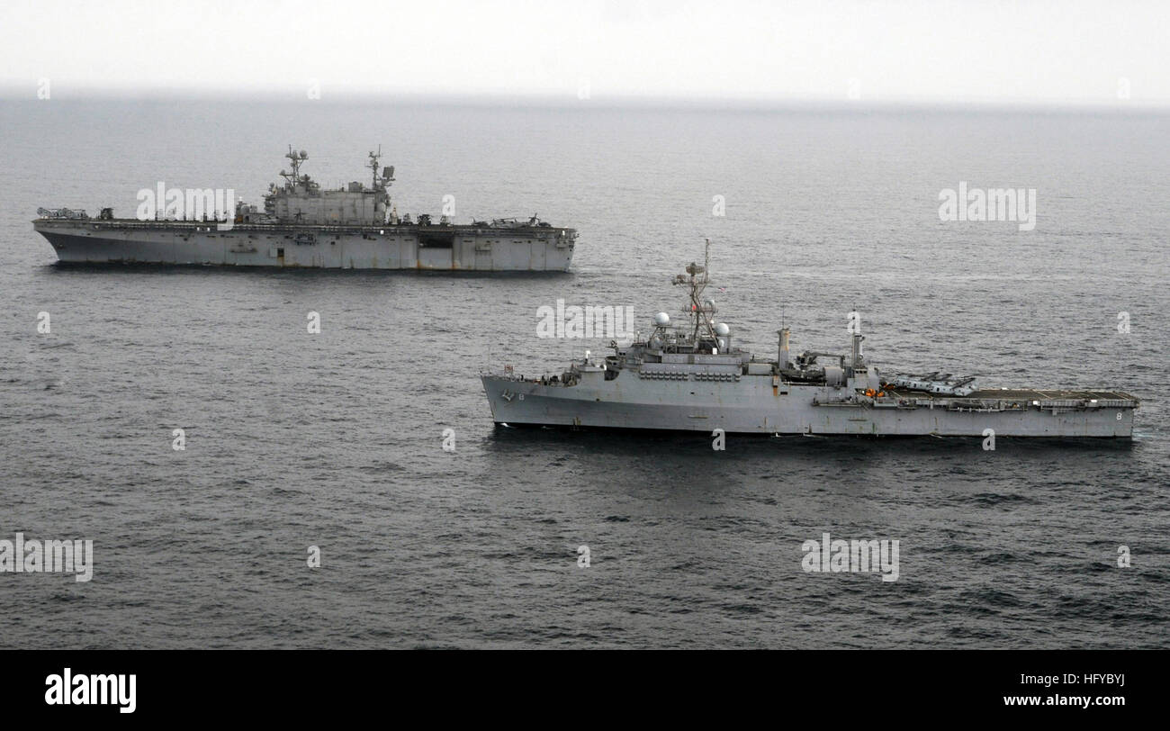 100813-N-3729D-034 Mare Arabico (Agosto 13, 2010) l'assalto anfibio nave USS Peleliu (LHA 5) è in corso al largo delle coste del Pakistan con elicotteri da i cavalieri bianchi di elicottero medio marino Squadron (HMM) 165 (rinforzato) e Blackhawks di elicottero di contromisure Mine Squadron (HM) 15. La Peleliu anfibio gruppo pronto è di assistere il governo pakistano e militari con il sollevamento pesante capacità per fornire assistenza umanitaria nelle zone inondate del Pakistan. Peleliu è il comando piattaforma per la Peleliu anfibio gruppo pronto. (U.S. Navy foto di comunicazione di massa S Foto Stock