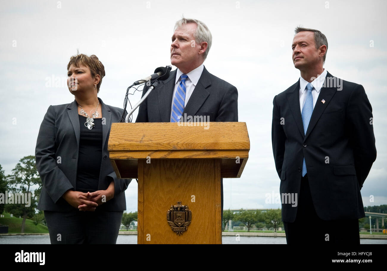 100825-N-5549O-088 Annapolis, Md. (Agosto 25, 2010) segretario della Marina (SECNAV) gli onorevoli Ray Mabus, centro, Agenzia di Protezione Ambientale Amministratore Lisa Jackson, sinistra e Maryland Gov. Martin O'Malley rispondere alle domande da parte dei media a seguito della Chesapeake Bay Comandanti di Base' conferenza presso l'U.S. Accademia Navale. (U.S. Foto di Marina di Massa Specialista comunicazione di seconda classe S. Kevin O'Brien/RILASCIATO) Navy US 100825-N-5549O-088 segretario della Marina (SECNAV) gli onorevoli Ray Mabus, centro, Agenzia di Protezione Ambientale Amministratore Lisa Jackson, sinistra e Maryland Gov. Martin Foto Stock