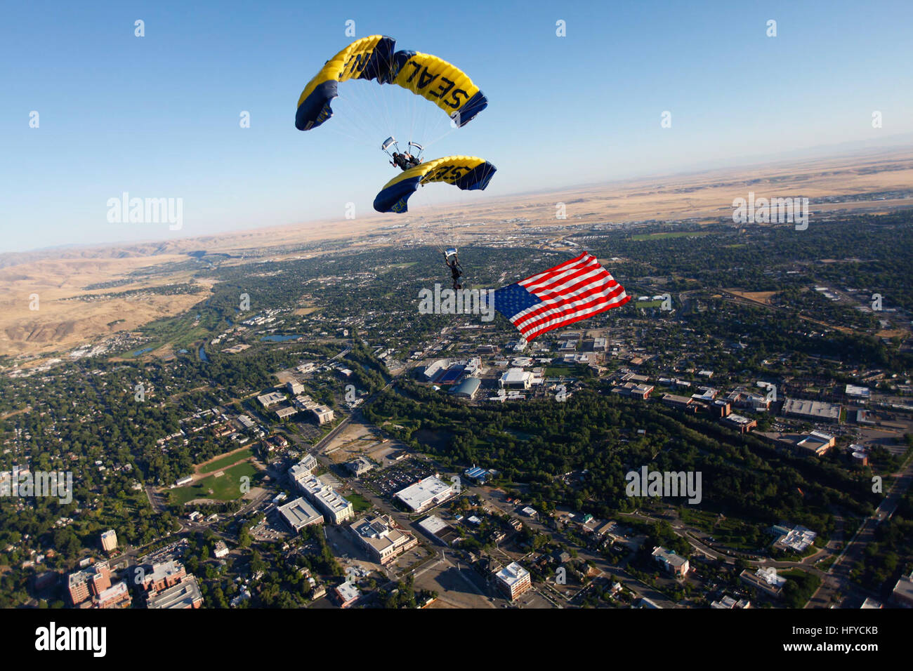 100825-N-0000W-004 BOISE, Idaho (Agosto 25, 2010) i membri dell'U.S. Navy parachute team di dimostrazione, il salto delle rane, eseguire una formazione ÒTÓ con una bandiera americana al di sopra della Idaho State Capitol durante il Boise Navy settimana. Boise Navy settimana è uno dei 20 Navy settimane previsto attraverso l'America per il 2010. Navy settimane sono progettati per mostrare gli americani gli investimenti che hanno fatto nel loro marina e aumentare la consapevolezza in città che non hanno una significativa presenza della Marina. (U.S. Navy foto di James Woods/RILASCIATO) Navy US 100825-N-0000W-004 membri dell'U.S. Navy parachute team di dimostrazione, il salto delle rane, per Foto Stock