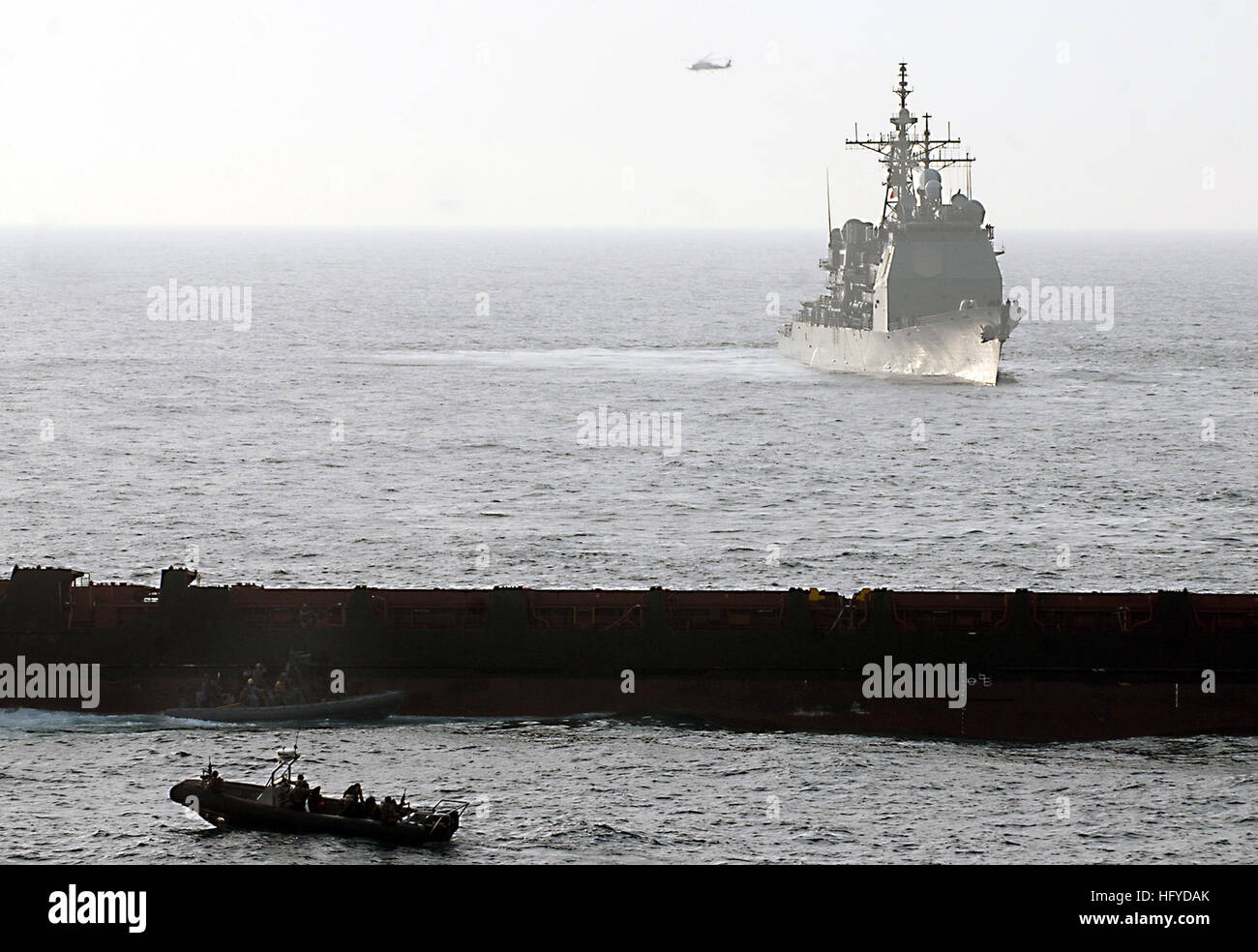 100909-N-9706M-958 Golfo di Aden (sett. 9, 2010) Marines assegnati per gli Stati Uniti Marine Corps xv Marine Expeditionary Unit, marittima forza Raid, approccio la motonave Magellan Star Giovedì, Settembre 9 per recuperarlo dal sospetto di pirati. I marines a bordo del peschereccio e ha impiegato nove sospetti pirati in custodia. I pirati sono state adottate per le visite-missili cruiser USS Princeton (CG 59) e della nave di undici membri di equipaggio riprende il controllo del Magellan Star. Pirates ha preso il controllo della nave sett. 8. Dubuque è parte di Peleliu anfibio gruppo pronto, supportando le operazioni di sicurezza marittima e Foto Stock