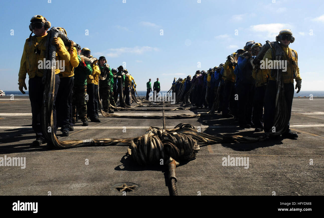 I marinai portano un aeromobile crash barricata durante una situazione di emergenza di aeromobili trapano di recupero a bordo della portaerei USS Ronald Reagan. La barricata è l'ultimo tentativo di misurare a terra in modo sicuro un aeromobile che non è in grado di utilizzare il suo gancio di coda. Ronald Reagan è in corso nell'Oceano Pacifico condurre esercitazioni in preparazione per la sua prossima distribuzione. (U.S. Navy foto di Sottufficiali di terza classe Kevin grigio) USS Ronald Reagan DVIDS319774 Foto Stock