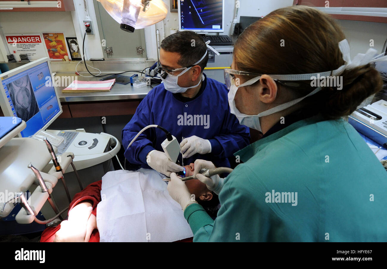 100925-N-5685W-028 Mar Arabico (sett. 25, 2010) della Cmdr. Jorge Graziani, sinistra, il shipÕs dental officer e Hospital Corpsman 3rd Class Megan castello, un igienista dentale, prendere una tre-fotografia dimensionale di un dente patientÕs. La fotografia verrà utilizzato per creare una corona usando un CEREC (sedia lato economico restauro ceramica estetica) macchina a bordo della portaerei USS Harry Truman (CVN 75). Harry Truman è stato selezionato per testare la nuova macchina per determinare l'idoneità di bordo. L'Harry Truman Carrier Strike gruppo è implementato il supporto le operazioni di sicurezza marittima e il Foto Stock