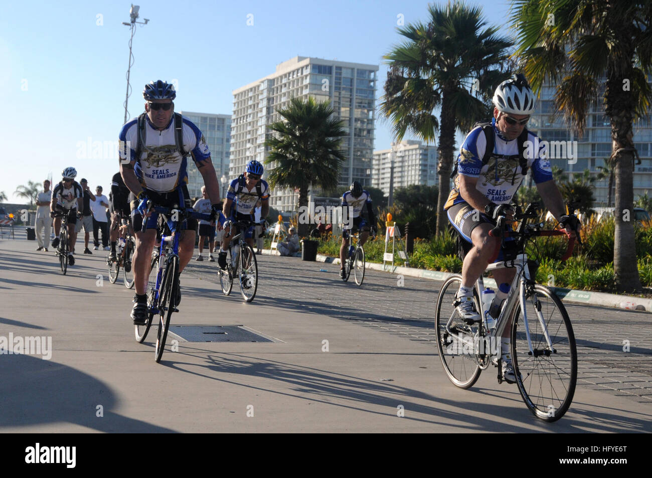 100926-N-4301H-096 Coronado, California (Sett. 26, 2010) piloti iniziare la Naval Special Warfare (NSW) Fondazione di Carità in bicicletta dopo un invio-off cerimonia al Coronado City Hall. I piloti si percorrono più di tremila miglia da Coronado, Calif. a Ft. Pierce, Fla. cross-country trek, organizzato per la consapevolezza di portare il NSW Foundation, è programmato per porre fine all'inizio del venticinquesimo annuale Marina Nazionale demolizioni subacquee Team/Museo di tenuta Muster in Ft. Pierce. (U.S. Foto di Marina di Massa lo specialista di comunicazione 2a classe Shauntae Hinkle-Lymas/RILASCIATO) Navy US 100926-N-4301H-096 piloti iniziare il Na Foto Stock