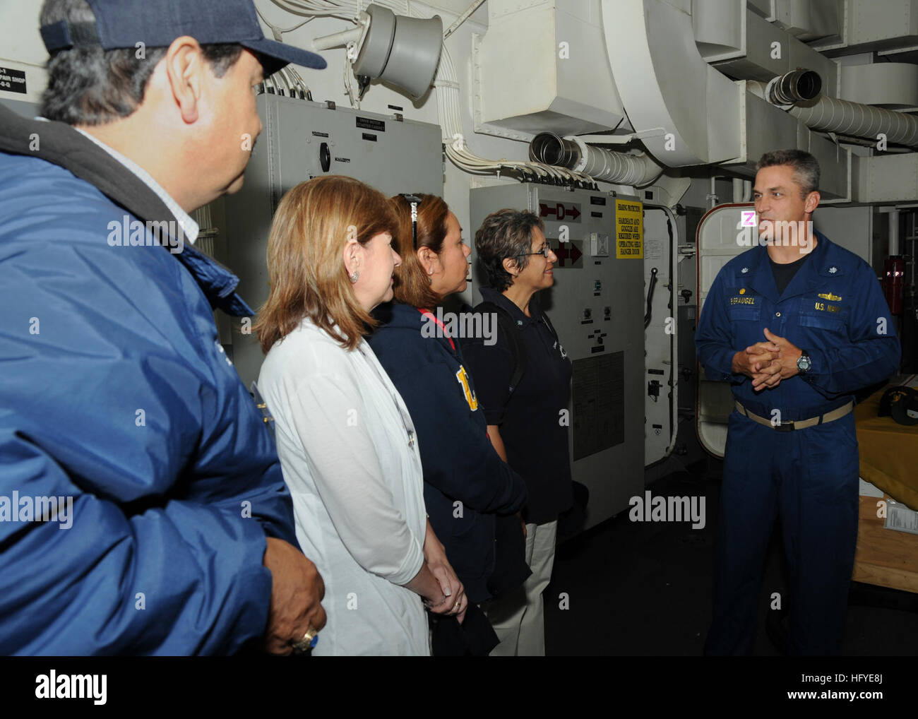 100928-N-2259P-004 SAN DIEGO (sett. 27, 2010) della Cmdr. Paolo Bieraugel, comandante della guidato-missile destroyer USS Kidd (DDG 100), accoglie i membri del San Ysidro School District a bordo per una giornata di imbarcarsi come parte dei leader di mare (LTS) programma. LTS fornisce leader della comunità la possibilità di volare a bordo di una nave da guerra della marina e di esperienze quotidiane operazioni di marinai. (U.S. Foto di Marina di Massa lo specialista di comunicazione 1a classe Elena pence/RILASCIATO) Navy US 100928-N-2259P-004 della Cmdr. Paolo Bieraugel accoglie favorevolmente i membri del San Ysidro School District a bordo per un giorno di intraprendere una Foto Stock