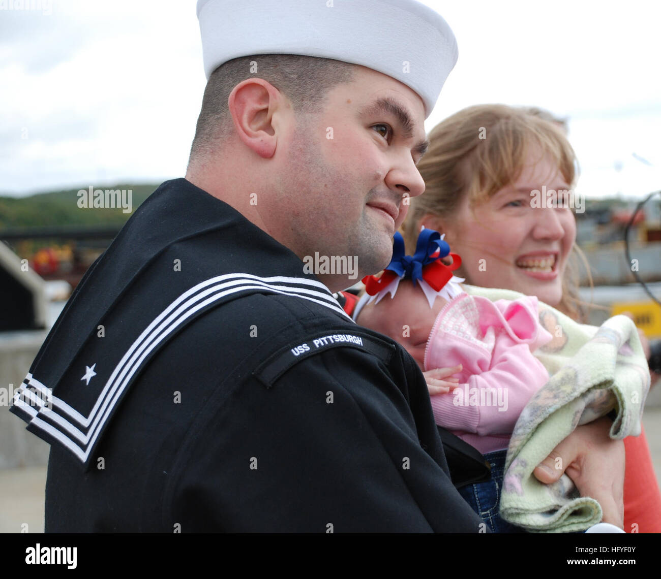 101015-N-3090M-099 Groton, Connecticut. (Ott. 15, 2010) del macchinista mate 1. Classe Zachary Shafer mantiene la sua figlia per la prima volta nel corso di una celebrazione homecoming per Los Angeles-class attack submarine USS Pittsburgh (SSN 720) a Naval base sottomarina di New London. Pittsburgh missioni condotte nel Comando europeo area di operazioni. (U.S. Foto di Marina di Massa lo specialista di comunicazione 1a classe Steven Myers/RILASCIATO) Navy US 101015-N-3090M-099 macchinista compagno del 1° classe Zachary Shafer mantiene la sua figlia per la prima volta nel corso di una celebrazione homecoming per il Foto Stock