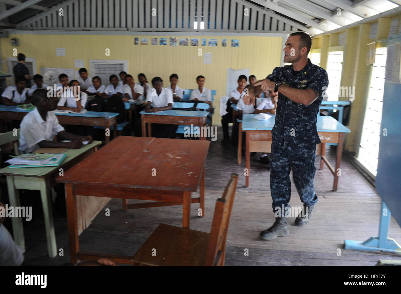 101021-N-9964S-129 ROSE HALL, Guyana (ott. 21, 2010) Lt. Mike Kavanaugh parla a scuola i bambini circa le zanzare che portano malattia infettiva in Guyana durante una continua promessa 2010 comunità evento di assistenza. Il medico assegnato e il personale tecnico imbarcato a bordo di Iwo Jima stanno lavorando con il partner la nazione per fornire medico, dentista, veterinario e assistenza tecnica in diversi paesi. (U.s. Navy foto di comunicazione di massa Specialist 1a classe Christopher B. Stoltz/RILASCIATO) Navy US 101021-N-9964S-129 Lt. Mike Kavanaugh parla a scuola i bambini circa le zanzare che portano infectio Foto Stock