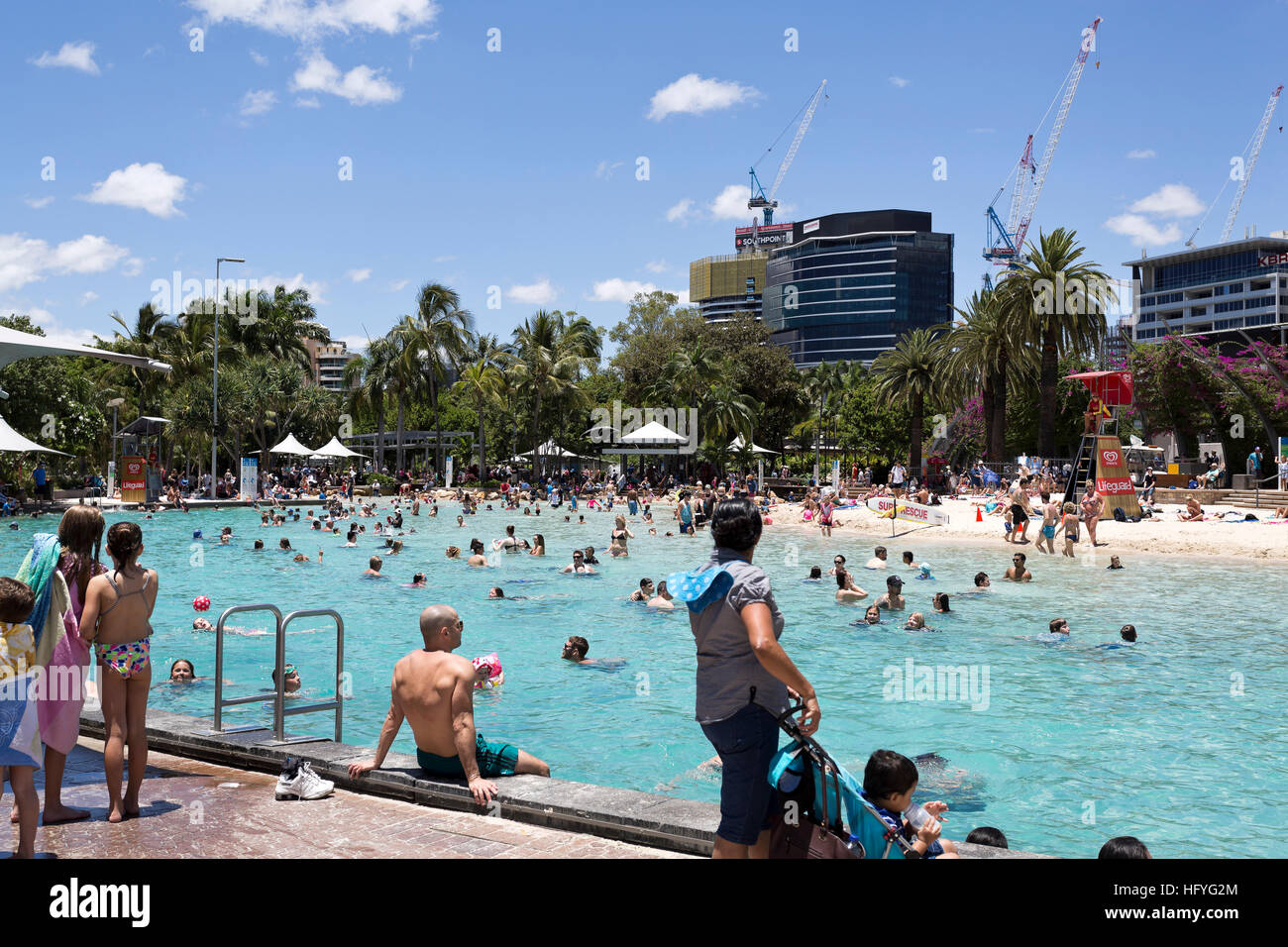 Giornata calda presso l'uomo fatto spiaggia presso il South Bank Parklands a Brisbane, Australia Foto Stock