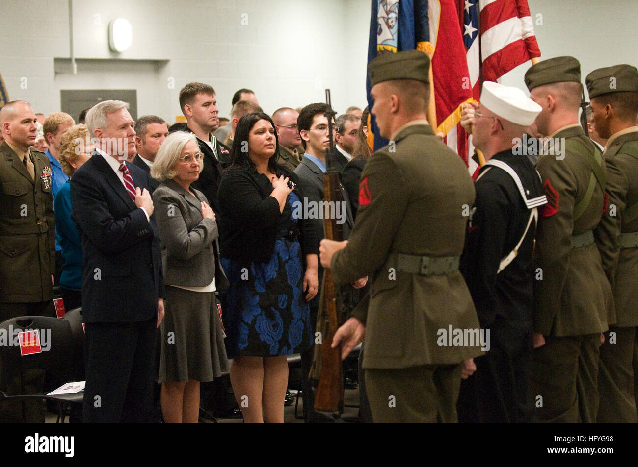 101110-N-5549O-066 LONDONBERRY, N.H. (Nov. 10, 2010) segretario della Marina (SECNAV) gli onorevoli Ray Mabus presenta la traversa di marina per la famiglia della CPL. Michael Ouellette durante una cerimonia in occasione della Riserva Marina Centro di supporto in Londonderry, N.H. Ouellette, assegnati al 3° Battaglione, 8 Marines, morì il 22 marzo 2009 durante un firefight in ora Zad distretto della provincia di Helmand, Afghanistan. La traversa di marina è la più alta medaglia al valor aggiudicati dalla Marina militare ed è seconda solo alla medaglia d'onore. (U.S. Foto di Marina di Massa Specialista comunicazione di seconda classe S. Kevin O'Brien/RILASCIATO) US Navy 1 Foto Stock