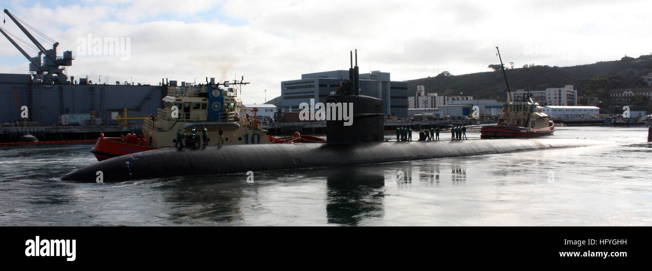101116-N-4047W-003 base navale di Point Loma, California (Nov. 16, 2010) Il Los Angeles-class attack submarine USS San Francisco (SSN 711) si prepara a partire per i suoi sei mesi di Oceano pacifico occidentale e sud-ovest Asia distribuzione. San Francisco è assegnato al comandante, Squadriglia Sommergibili 11 e homeported a San Diego, California (U.S. Foto di Marina di Massa lo specialista di comunicazione 2a classe Shannon Warner/RILASCIATO) Navy US 101116-N-4047W-003 il Los Angeles-class attack submarine USS San Francisco (SSN 711) Foto Stock