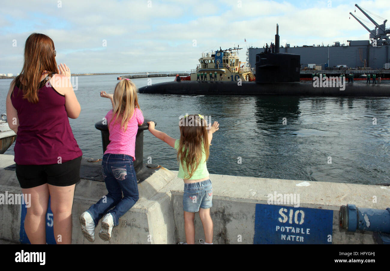 101116-N-4047W-004 base navale di Point Loma, California (Nov. 16, 2010) i familiari wave dal molo come Los Angeles-class fissare il sommergibile USS San Francisco (SSN 711) si prepara a partire per i suoi sei mesi di Oceano pacifico occidentale e sud-ovest Asia distribuzione. San Francisco è assegnato al comandante, Squadriglia Sommergibili 11 e homeported a San Diego, California (U.S. Foto di Marina di Massa lo specialista di comunicazione 2a classe Shannon Warner/RILASCIATO) Navy US 101116-N-4047W-004 familiari wave dal molo come Los Angeles-class fissare il sommergibile USS San Francisco (SSN 711) Foto Stock