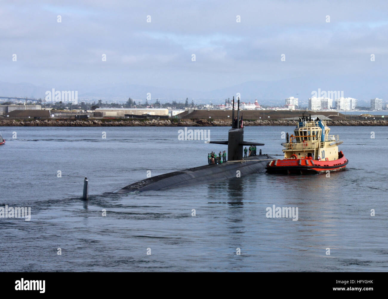 101116-N-4047W-005 base navale di Point Loma, California (Nov. 16, 2010) Il Los Angeles-class attack submarine USS San Francisco (SSN 711) si diparte per i suoi sei mesi di Oceano pacifico occidentale e sud-ovest Asia distribuzione. San Francisco è assegnato al comandante, Squadriglia Sommergibili 11 e homeported a San Diego, California (U.S. Foto di Marina di Massa lo specialista di comunicazione 2a classe Shannon Warner/RILASCIATO) Navy US 101116-N-4047W-005 il Los Angeles-class attack submarine USS San Francisco (SSN 711) si diparte per i suoi sei mesi di Oceano pacifico occidentale Foto Stock