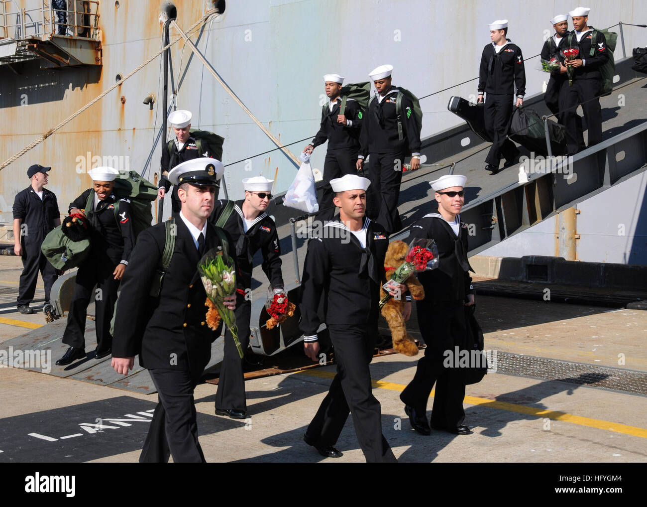 Nuovi padri partono l assalto anfibio nave USS Iwo Jima (LHD 7) alla stazione navale di Norfolk dopo quattro mesi di continua promessa 2010 umanitario assistenza civica di missione. Il medico assegnato e il personale tecnico imbarcato a bordo di Iwo Jima ha lavorato con la nazione partner in grado di fornire i team di medici, dentisti, veterinari, e assistenza tecnica a otto paesi. USS Iwo Jima torna a Norfolk DVIDS342007 Foto Stock