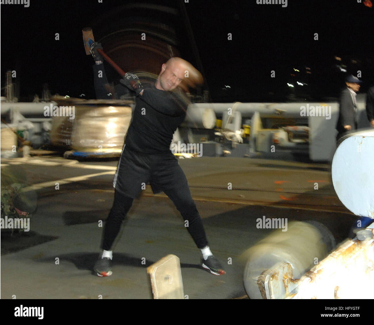 ONAGAWA, Giappone (nov. 21, 2011) - Navy Diver 2a classe Taylor Nevius aziona una mazza in un paraurti, mentre si esegue un esercizio CrossFit a bordo USNS salvaguardare (T-ARS 50). La nave è attualmente in Onagawa dopo città rappresentanti invitati fthe nave soccorso per una visita. Mentre in porto e per la salvaguardia dell'equipaggio potrà assistere a progetti di servizio comunitario e di effettuare visite guidate a bordo per i ragazzi della scuola media locale. Onagawa fu devastato dal terremoto che ha devastato il Giappone orientale, 11 marzo 2011, che ha provocato un enorme tsunami che ha attraversato la zona. È salvaguardare il primo U.S. Nave della marina americana a visitare la sono Foto Stock