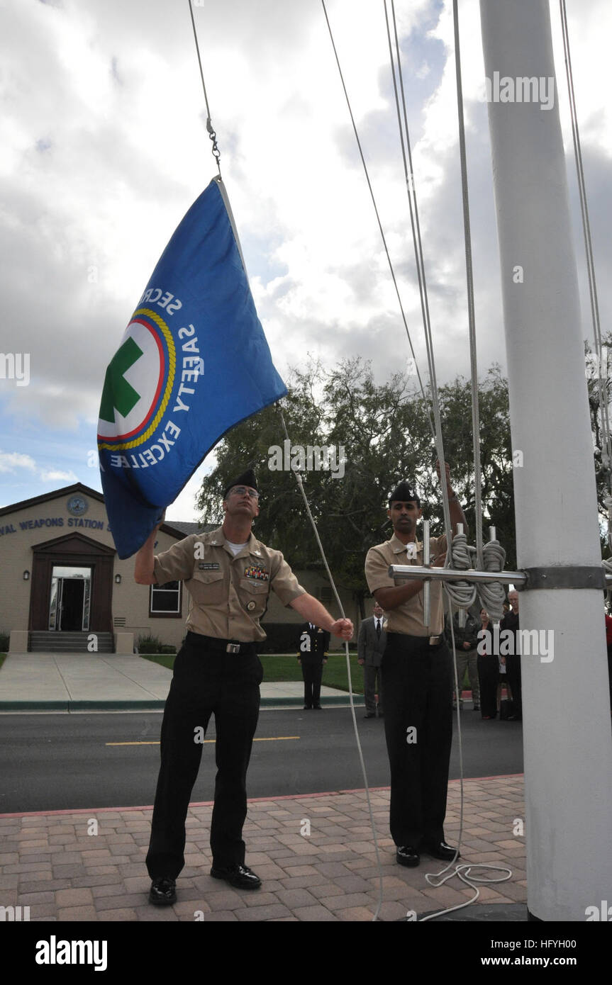 101123-N-8951S-016 Seal Beach, California (Nov. 23, 2010) Consigliere marina 1. Classe Anthony Artau e Yeoman 2a classe Samuel Woldeyesus volare il segretario della Marina di eccellenza di sicurezza bandiera durante una cerimonia alla Naval Weapons Station Seal Beach. La cerimonia ha segnato il terzo anno consecutivo che la stazione delle armi ha ricevuto il prestigioso premio SECNAV. (U.S. Foto della marina da Gregg Smith/RILASCIATO) Navy US 101123-N-8951S-016 Navy consigliere di prima classe Anthony Artau e Yeoman 2a classe Samuel Woldeyesus volare il segretario della Marina di Excel per la sicurezza Foto Stock