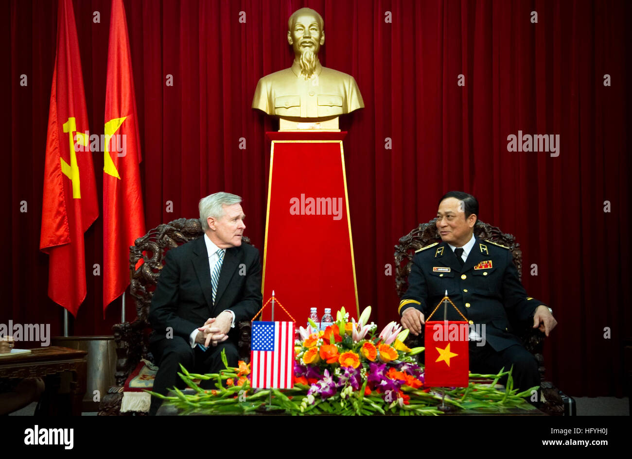 101126-N-5549O-072 Hai Phong, Vietnam (nov. 26, 2010) segretario della Marina (SECNAV) gli onorevoli Ray Mabus parla con il popolo vietnamita il Navy Vice Adm. Nguyen Van Hien durante una chiamata ufficio in Vietnam del quartier generale della marina in Hai Phong. (U.S. Foto di Marina di Massa Specialista comunicazione di seconda classe S. Kevin O'Brien/RILASCIATO) Navy US 101126-N-5549O-072 segretario della Marina (SECNAV) gli onorevoli Ray Mabus parla con il popolo vietnamita il Navy Vice Adm. Nguyen Van Hien du Foto Stock