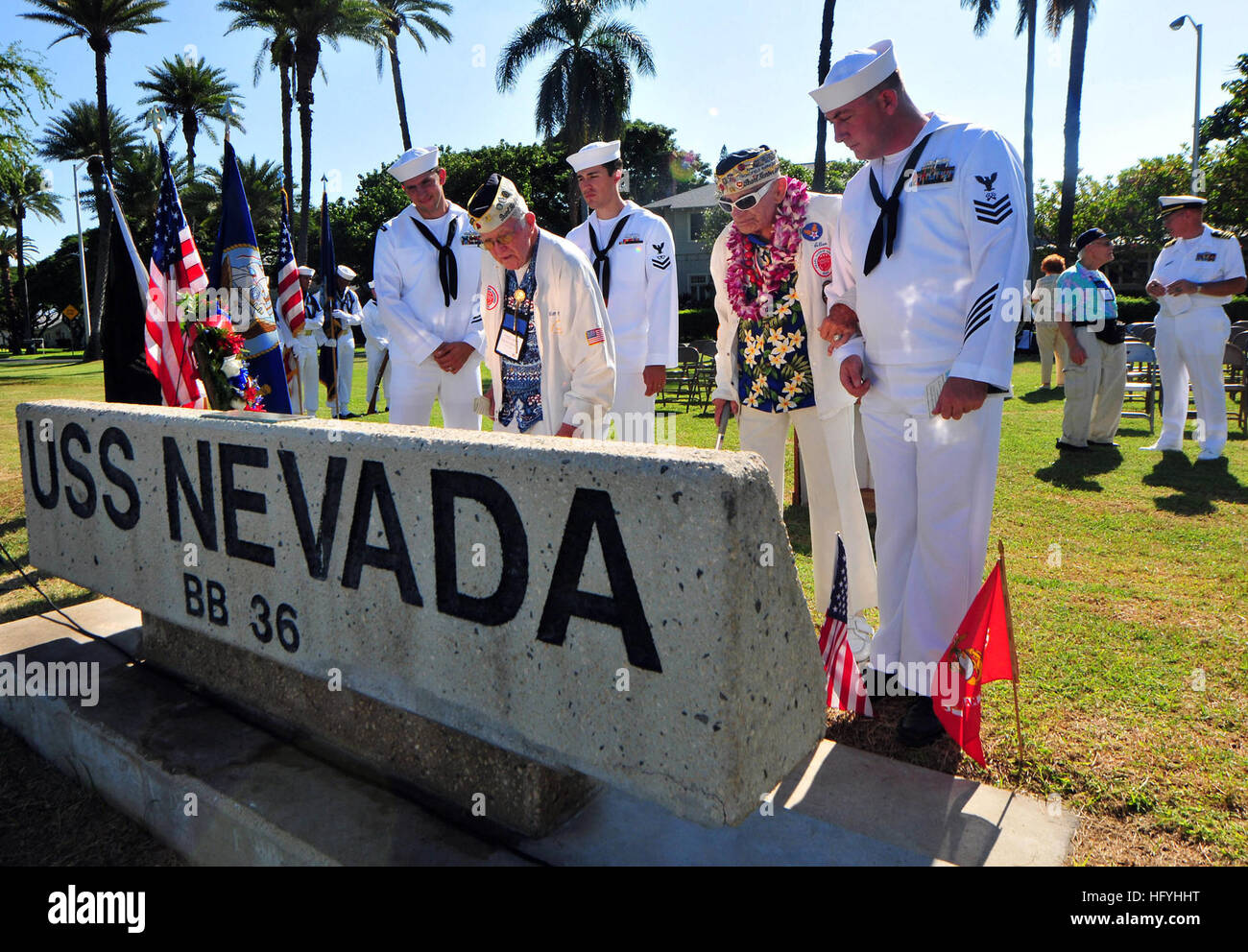 101208-N-7948R-337 PEARL HARBOR (dec. n. 8, 2010) velisti assegnati per il dock anfibio sbarco nave USS Pearl Harbor (LSD 52) Unisciti a Pearl Harbor sopravvissuti a una cerimonia di commemorazione per la Corazzata USS Nevada (BB 36) per contrassegnare il 69º anniversario dell'attacco a Pearl Harbor 7 dicembre, 1941. (U.S. Foto di Marina di Massa lo specialista di comunicazione 2a classe Michael Russell/RILASCIATO) Navy US 101208-N-7948R-337 velisti assegnati per il dock anfibio sbarco nave USS Pearl Harbor (LSD 52) Unisciti a Pearl Harbor sopravvissuti a un commemor Foto Stock