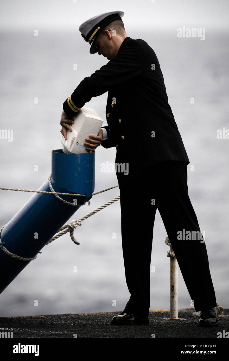 101227-N-2055M-606 OCEANO PACIFICO (dec. n. 27, 2010) Lt. Jeffreys Ross, cappellano del comando a bordo della portaerei USS Carl Vinson (CVN 70), impegna le ceneri di un ex membro del servizio all'oceano durante la sepoltura in mare. Carl Vinson e Carrier aria Wing (CVW) 17 sono su una distribuzione per gli Stati Uniti 7 E STATI UNITI Flotta di 5 aree di responsabilità. (U.S. Foto di Marina di Massa lo specialista di comunicazione di terza classe Travis K. Mendoza/RILASCIATO) Navy US 101227-N-2055M-606 Lt. Jeffreys Ross impegna le ceneri di un ex membro del servizio all'oceano durante la sepoltura in mare Foto Stock