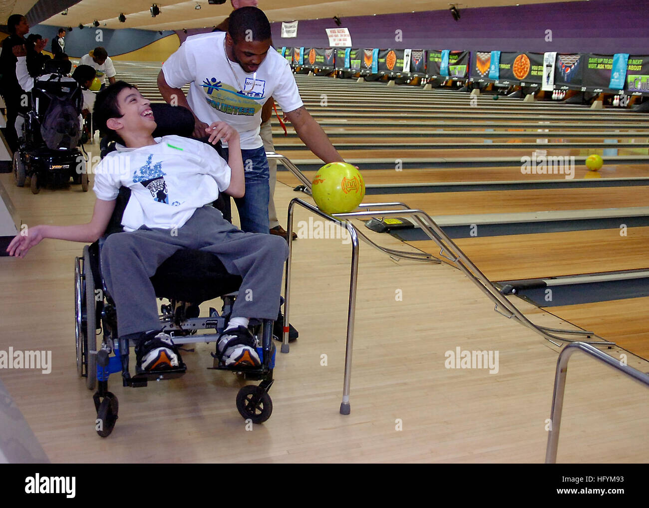 110304-N-KV696-095 HYATTSVILLE, Md. (4 marzo 2011) Master-at-Arms marinaio Quentin Benjamin, assegnato al supporto navale attività Washington, aiuta un Special Olympics bowler durante il torneo finale delle Olimpiadi Speciali campionati di Bowling presso AMF Capital Plaza corsie in Hyattsville, Md. quartiere navale di Washington assiste il Distretto di Columbia Olimpiadi Speciali programma più volte in un anno con vari eventi sportivi. (U.S. Foto di Marina di Massa lo specialista di comunicazione 2a classe Kiona Miller/RILASCIATO) Navy US 110304-N-KV696-095 Master-at-Arms marinaio Quentin Benjamin, assegnato alla Naval Foto Stock 110304-N-KV696-095 HYATTSVILLE, Md. (4 marzo 2011) Master-at-Arms marinaio Quentin Benjamin, assegnato al supporto navale attività Washington, aiuta un Special Olympics bowler durante il torneo finale delle Olimpiadi Speciali campionati di Bowling presso AMF Capital Plaza corsie in Hyattsville, Md. quartiere navale di Washington assiste il Distretto di Columbia Olimpiadi Speciali programma più volte in un anno con vari eventi sportivi. (U.S. Foto di Marina di Massa lo specialista di comunicazione 2a classe Kiona Miller/RILASCIATO) Navy US 110304-N-KV696-095 Master-at-Arms marinaio Quentin Benjamin, assegnato alla Naval Foto Stock