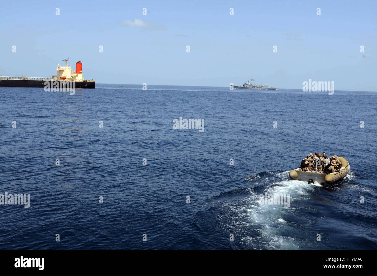 Una barca gonfiabile a scafo rigido del cacciatorpediniere missilistico guidato USS Bulkeley (DDG 84) si avvicina alla petroliera commerciale giapponese M/V Guanabara mentre la fregata della marina turca TCG Giresun (F 491) osserva come parte della Task Force 508 della NATO contro la pirateria; Bulkeley ha risposto a un incidente di pirateria e ha arrestato quattro sospetti pirati. Foto Stock