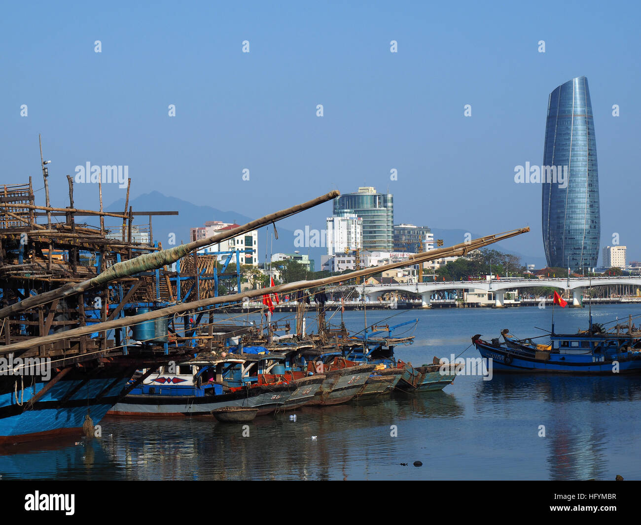 In legno barche da pesca congestionato presso il Villaggio di Pescatori di Da Nang, 24 Febbraio 2015 - Da Nang, Vietnam del Sud Foto Stock