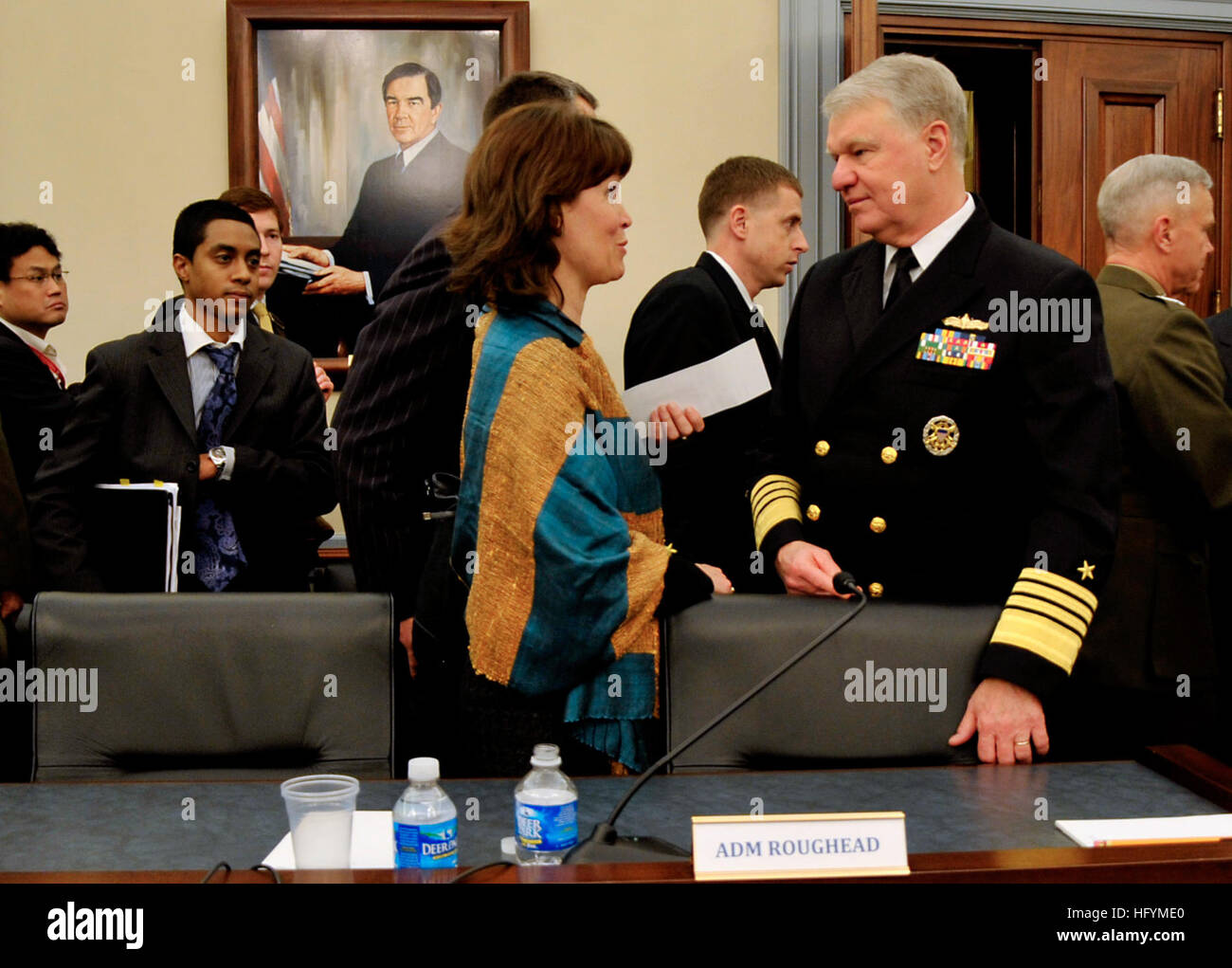 110310-N-ZB612-066 WASHINGTON (10 marzo 2011) Capo di operazioni navali (CNO) Adm. Gary Roughead parla con sost. Betty McCollum dopo che compaiono prima casa stanziamenti sottocommissione per la costruzione militare. (U.S. Le foto della marina da capo la comunicazione di massa specialista Tiffini Jones Vanderwyst/RILASCIATO) Navy US 110310-N-ZB612-066 Capo di operazioni navali (CNO) Adm. Gary Roughead parla con sost. Betty McCollum dopo che compaiono prima casa appr Foto Stock