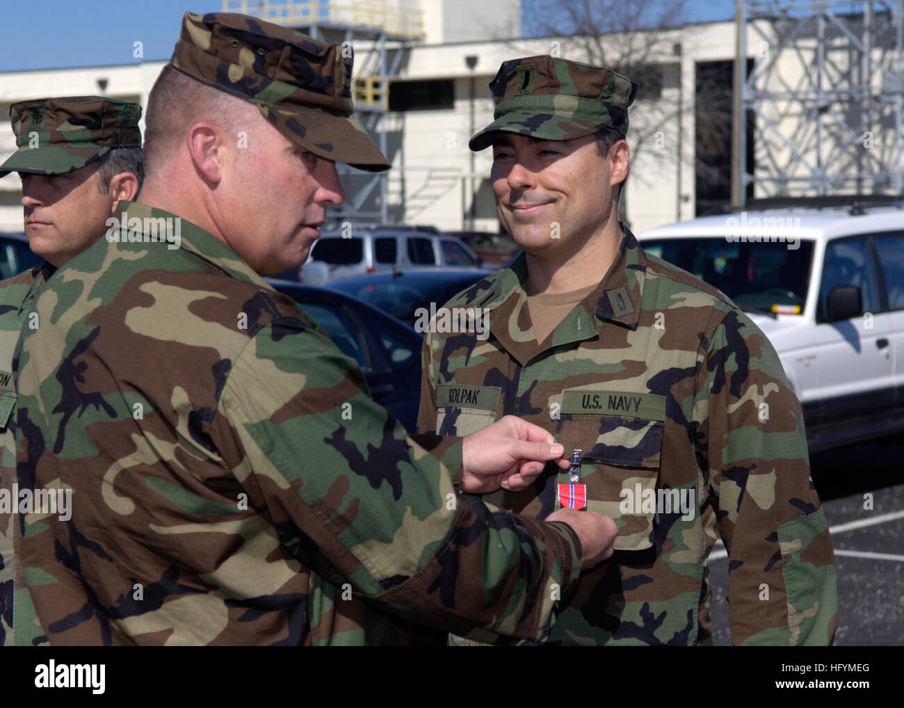 110311-N-8949D-004 Virginia Beach, Va. (11 marzo 2011) Capt. Frank Hughlett, comandante della Maritime gli affari civili e formazione sulla sicurezza (MCAST) Comando, premi la stella Bronze medal tenente j.g. Ron Kolpak durante una cerimonia di premiazione a Dam Neck allegato in Virginia Beach, Va. MCAST il comando equipaggia, treni e distribuisce maritime gli affari civili e di sicurezza vigenti i team di assistenza di joint task force dei comandanti per migliorare partner-nazione funzionalità e capacità. (U.S. Foto di Marina di Massa lo specialista di comunicazione 2a classe Matt Daniels/RILASCIATO) Navy US 110311-N-8949D-004 Capt. Frank Hughlett, comm Foto Stock