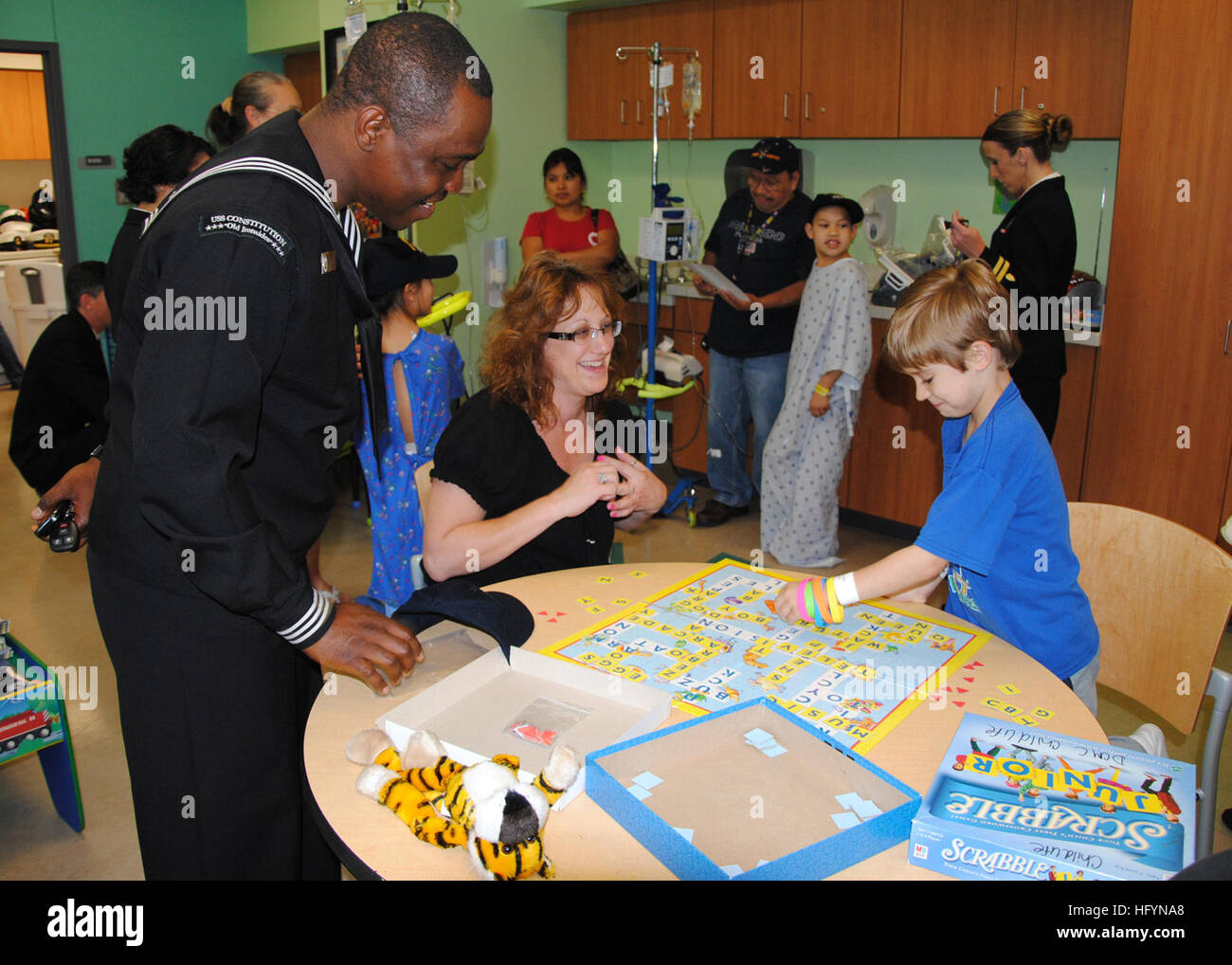 110325-N-7642M-026 AUSTIN, Texas (25 marzo 2011) Lo specialista della logistica 1a classe Benjamin Hanson, assegnato alla USS Constitution, gioca a scrabble Jr. con un bambino e sua madre a Dell di bambini Centro medico durante una Austin Navy settimana l'evento. Austin è la seconda di 21 Navy settimane previsto attraverso l'America nel 2011. Navy settimane sono progettati per mostrare gli americani gli investimenti che hanno fatto nel loro marina e aumentare la consapevolezza in città che non hanno una significativa presenza della Marina. (U.S. Foto di Marina di Massa Specialista comunicazione Kathryn E. Macdonald/RILASCIATO) Navy US 110325-N-7642M-026 Logistics Sp Foto Stock