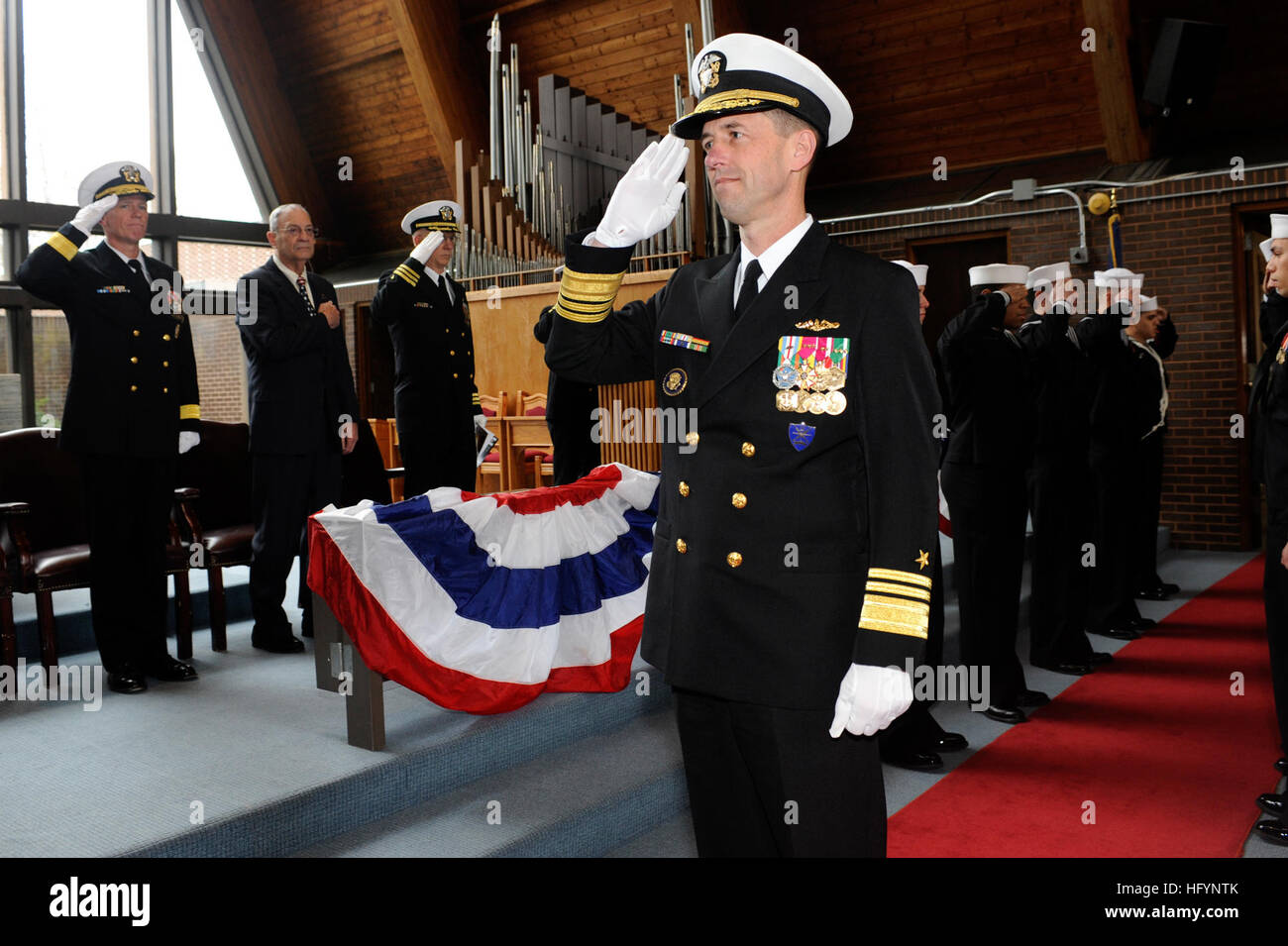 110401-N-8467N-001 Groton, Connecticut. (1 aprile 2011) Vice Adm. John M. Richardson, comandante delle forze sottomarine, viene inviato a bordo del Los Angeles-class attack submarine USS Memphis (SSN 691) prima della disattivazione submarineÕs cerimonia. (U.S. Navy foto da John Narewski/RILASCIATO) Navy US 110401-N-8467N-001 ice Adm. John M. Richardson, comandante delle forze sottomarine, viene inviato a bordo del Los Angeles-class attack submarine USS M Foto Stock