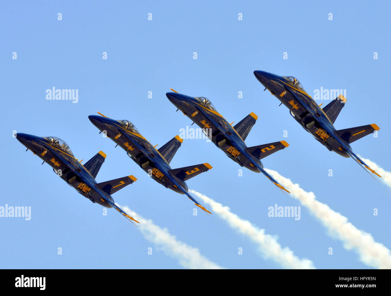 110506-N-SD120-007 NEW ORLEANS (6 maggio 2011) Stati Uniti Navy dimostrazione di volo squadrone, Blue Angels, esegue a NÕawlins Air Show su Naval Air Station riserva comune Base NAS (OCR) New Orleans. (U.S. Foto di Marina di Massa lo specialista di comunicazione 2a classe John P. Curtis/RILASCIATO) Navy US 110506-N-SD120-007 Blue Angels eseguire a N'awlins Air Show a Naval Air Station riserva comune Base NAS (OCR) New Orleans Foto Stock