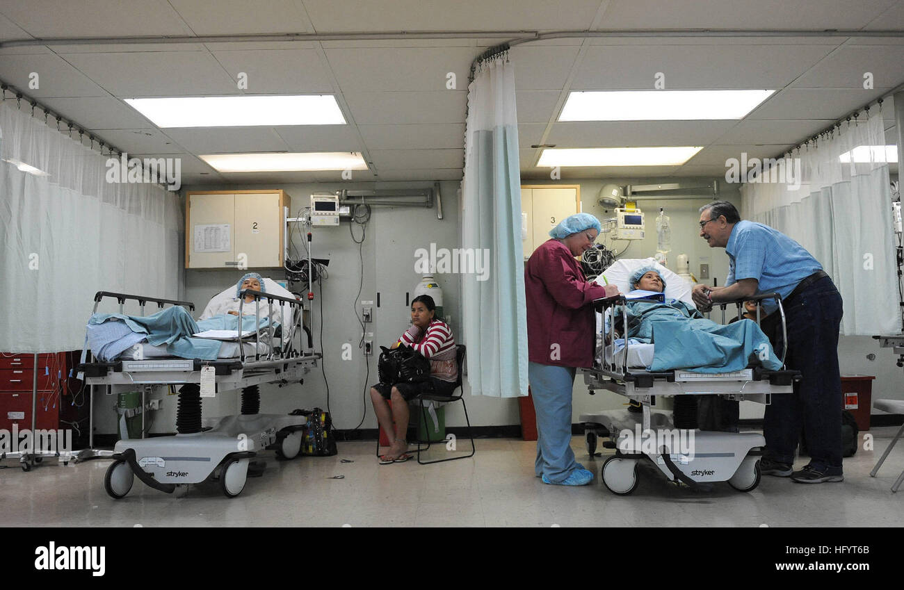 110524-F-ET173-036 MANTA, Ecuador (24 maggio 2011) i pazienti e i familiari  in attesa in un pre-holding operativa area prima di un intervento  chirurgico a bordo del militare comando Sealift nave ospedale USNS