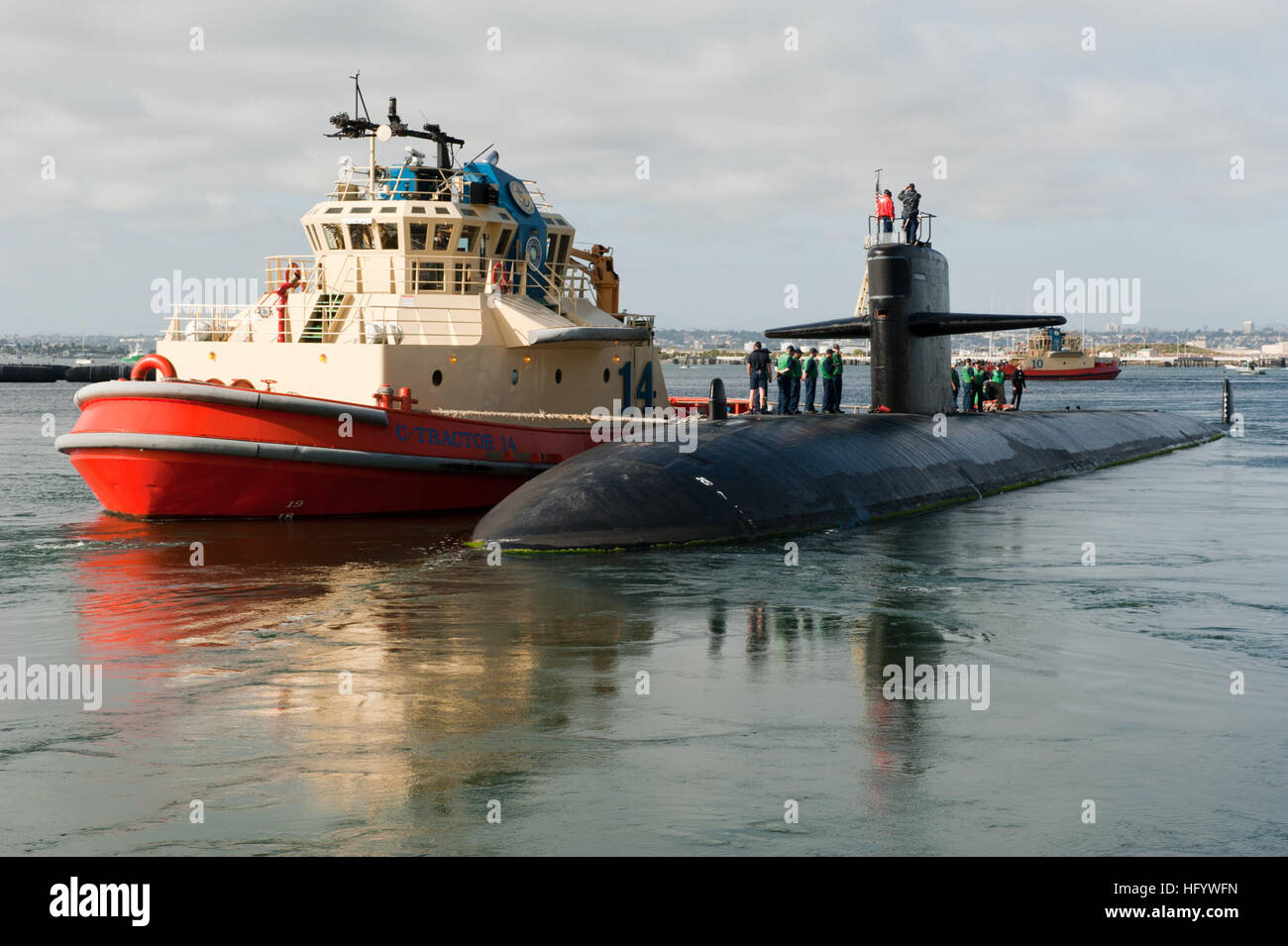 110617-N-HN991-243 SAN DIEGO (17 giugno 2011) Il Los Angeles-class attack submarine USS San Francisco (SSN 711) ritorna alla Base Navale di Point Loma da un daylong illustre visitatore imbarco. Più di 20 illustri i visitatori sono stati invitati a bordo per imparare circa la Marina il sottomarino nucleare programmi. (U.S. Foto di Marina di Massa Specialista comunicazione Seaman David Hooper/RILASCIATO) Navy US 110617-N-HN991-243 il Los Angeles-class attack submarine USS San Francisco (SSN 711) ritorna alla Base Navale di Point Loma Foto Stock