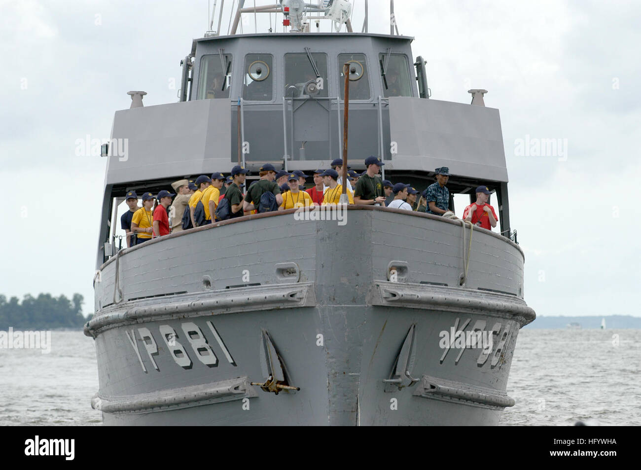 Gli studenti del seminario estivo della U.S. Naval Academy sperimentano la vela, la marineria, gli accademici, l'addestramento fisico e le esercitazioni di leadership a bordo di imbarcazioni da pattuglia del cantiere, acquisendo visibilità alla vita navale e ai fondamenti dell'addestramento. Foto Stock