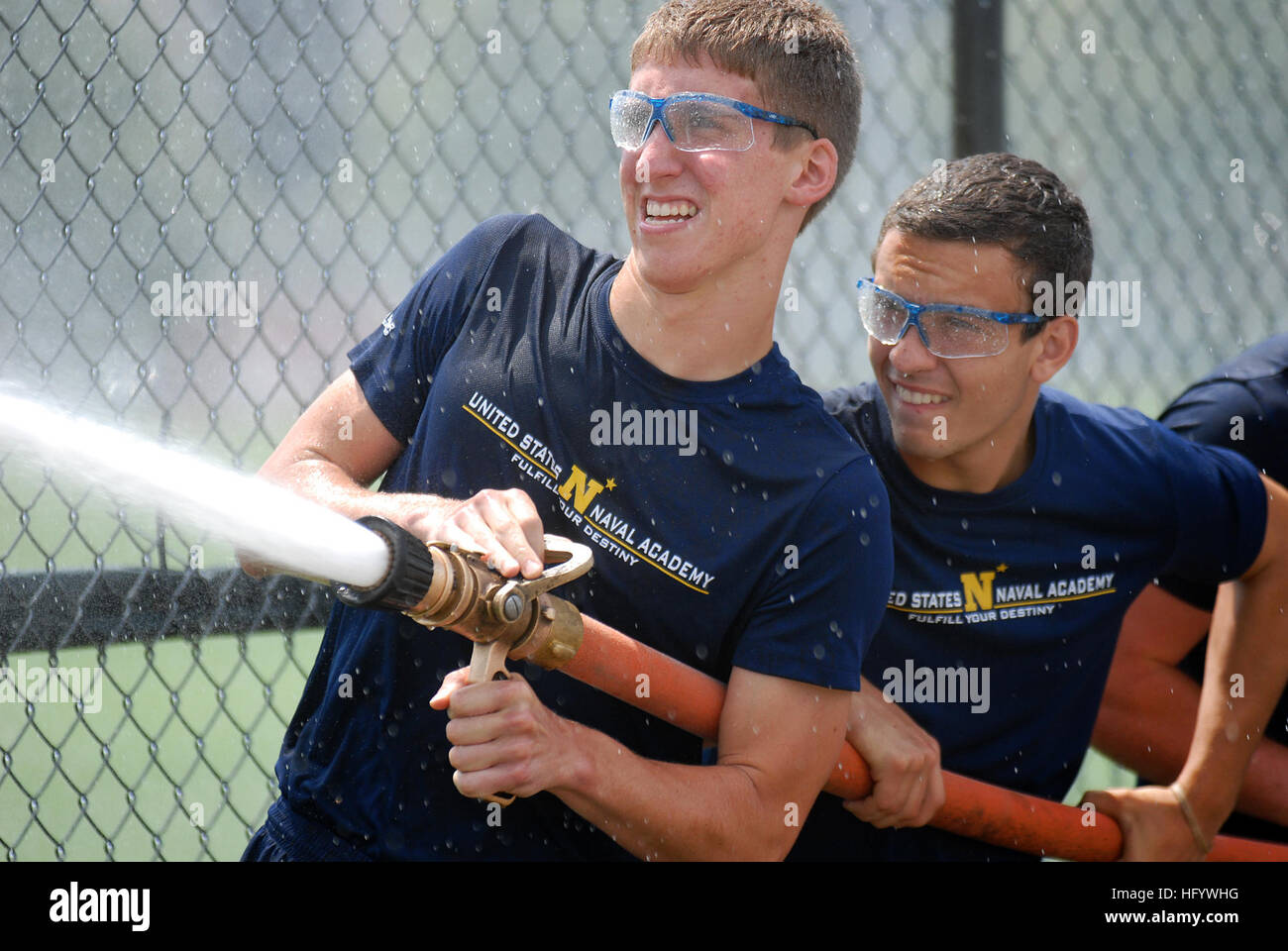 Gli studenti delle scuole superiori del seminario estivo della U.S. Naval Academy si impegnano in un laboratorio di controllo dei danni come parte di accademici, formazione fisica, marineria e istruzione di leadership. Foto Stock