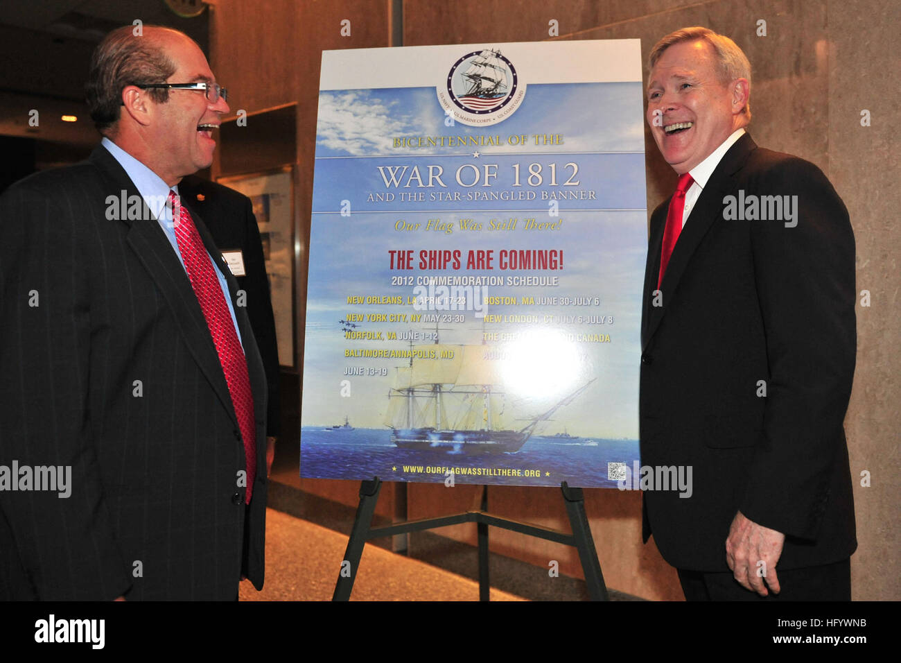 110622-N-abbiamo887-001 WASHINGTON (22 giugno 2011) segretario della Marina (SECNAV) Gli onorevoli Ray Mabus, destra e Jose Fuentes, presidente di funzionamento Sail Inc., annunciano un accordo di partnership per la commemorazione del bicentenario della guerra del 1812 e la scrittura del 'Star Lamas intestazione' nel corso di una cerimonia presso il Museo Nazionale della storia americana. Il museo è a casa per le Star Lamas Banner, la bandiera reale che ha ispirato Francis Scott Key durante la battaglia di Baltimora nel 1814. (U.S. Foto di Marina di Massa lo specialista di comunicazione 2a classe Gina K. Morrissette/RILASCIATO) Navy US 110622-N-abbiamo887-001 S Foto Stock