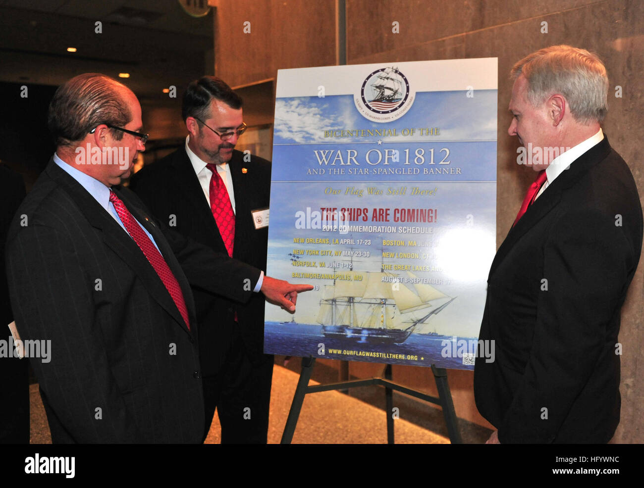 110622-N-abbiamo887-002 WASHINGTON (22 giugno 2011) Jose Fuentes, sinistra, presidente di funzionamento Sail Inc., pensionati Adm posteriore. Jay Deloach, direttore del Navy Storia e patrimonio Il comando e il segretario della Marina (SECNAV) Gli onorevoli Ray Mabus ammirare una guerra di 1812 poster dopo aver annunciato una partnership per la commemorazione del bicentenario della guerra del 1812 e la scrittura del 'Star Lamas intestazione' nel corso di una cerimonia presso il Museo Nazionale della storia americana. Il museo è a casa per le Star Lamas Banner, la bandiera reale che ha ispirato Francis Scott Key durante la battaglia di Baltimora nel 1814. (U.S. N Foto Stock