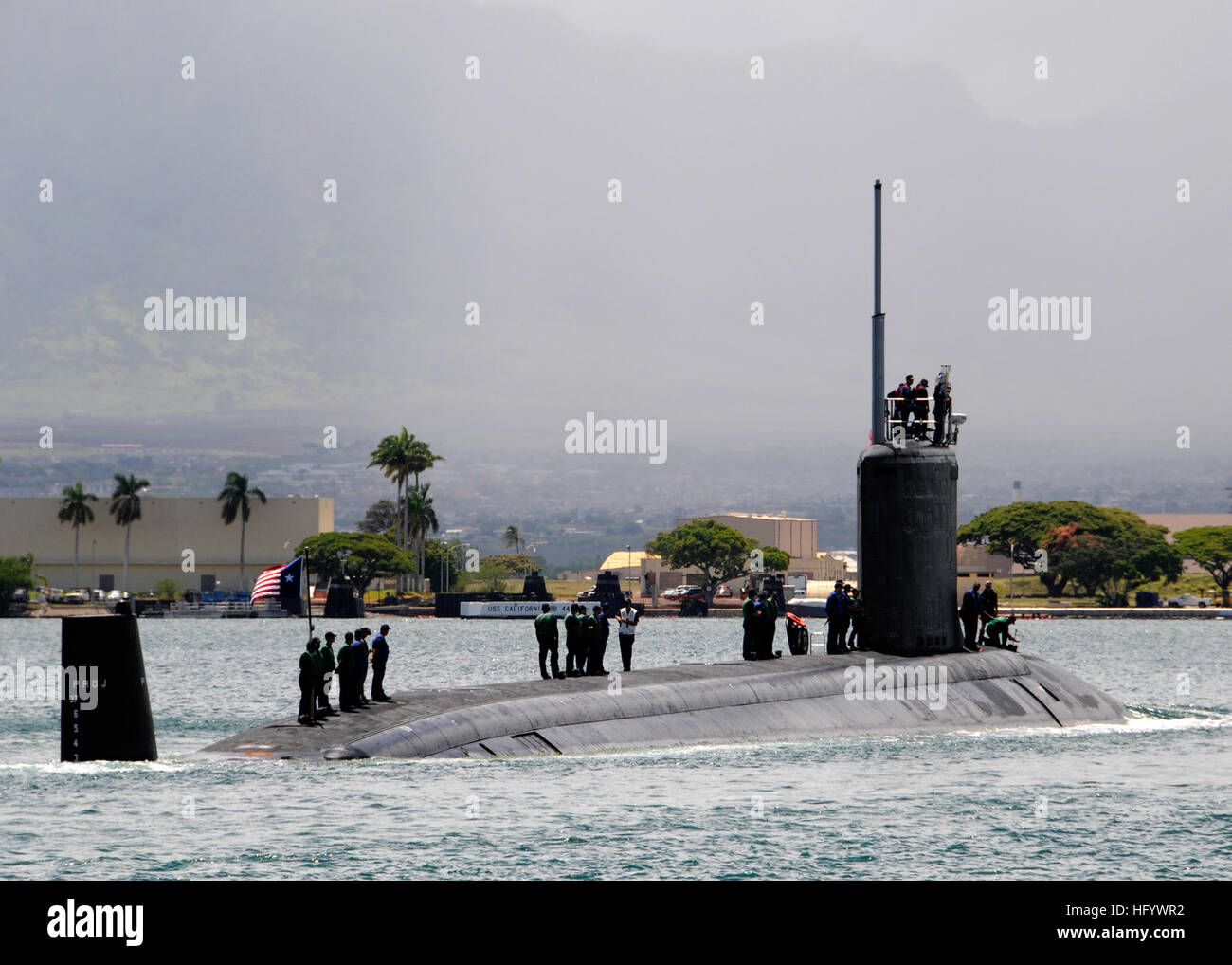 110623-N-UK333-098 JOINT BASE PEARL HARBOR-HICKAM, Hawaii (23 giugno 2011) La Virginia-class submarine USS Texas (SSN 775) si diparte Base comune Harbor-Hickam perla per un programmato Pacifico occidentale la distribuzione. (U.S. Foto di Marina di Massa lo specialista di comunicazione 2a classe Ronald Gutridge/RILASCIATO) Navy US 110623-N-UK333-098 La Virginia-class submarine USS Texas (SSN 775) si diparte Base comune Harbor-Hickam perla per un pianificato Pacifico occidentale Foto Stock