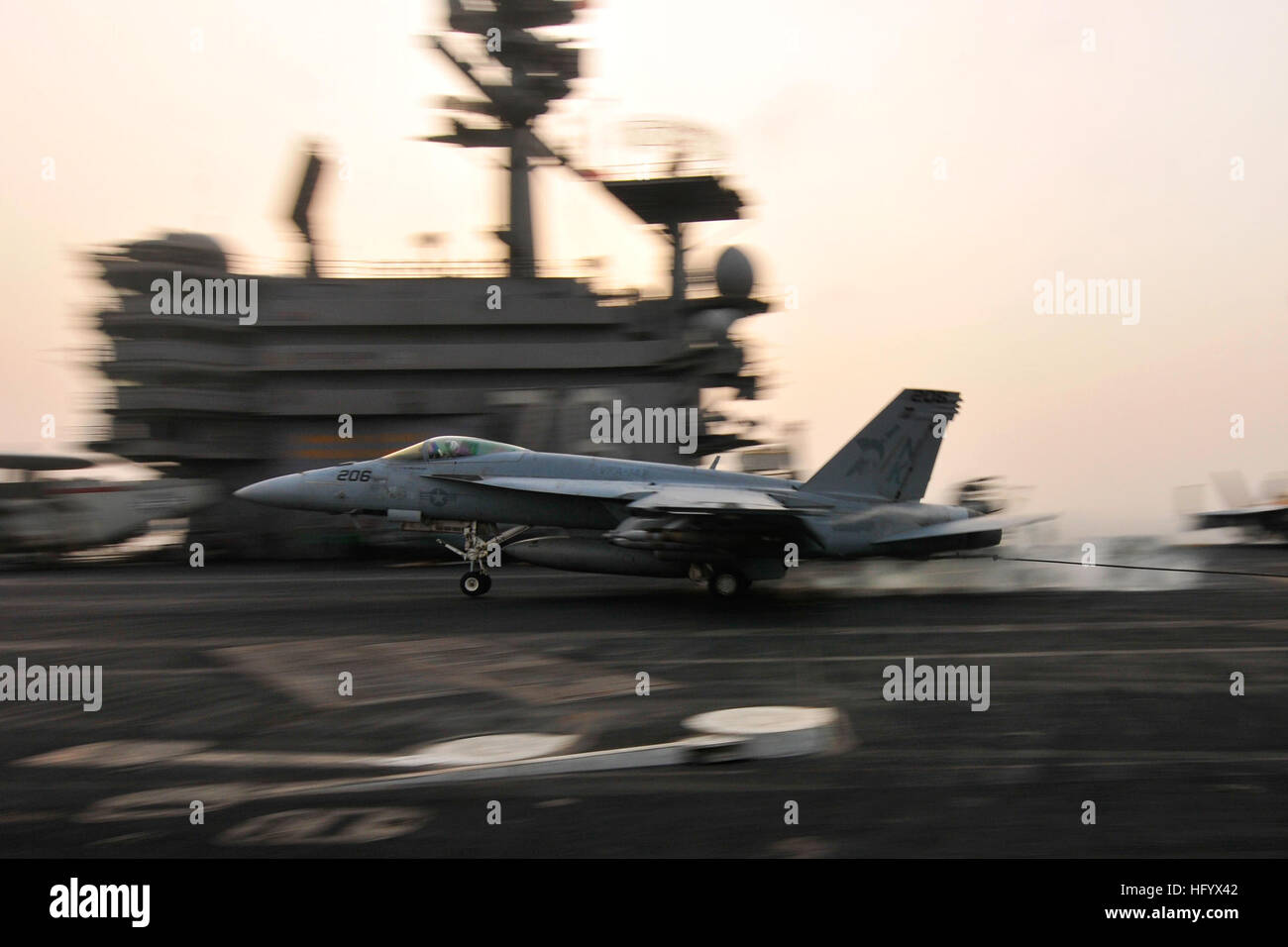 110629-N-EE987-154 Mare Arabico (29 giugno 2011) Lt. La Cmdr. Matteo Stoll piloti di F/A-18E Super Hornet assegnati per gli Argonauti di Strike Fighter Squadron (VFA) 147 mentre si completa la sua ultima trappola a bordo della portaerei USS Ronald Reagan (CVN 76). Ronald Reagan e Carrier aria Wing (CVW) 14 sono distribuiti negli Stati Uniti Quinta Flotta area di responsabilità condurre vicino-air le missioni di sostegno come parte dell'Operazione Enduring Freedom. (U.S. Foto di Marina di Massa lo specialista di comunicazione di terza classe Shawn J. Stewart/RILASCIATO) Navy US 110629-N-EE987-154 Lt. La Cmdr. Matteo Stoll piloti di F-A-18E Super Hornet Foto Stock